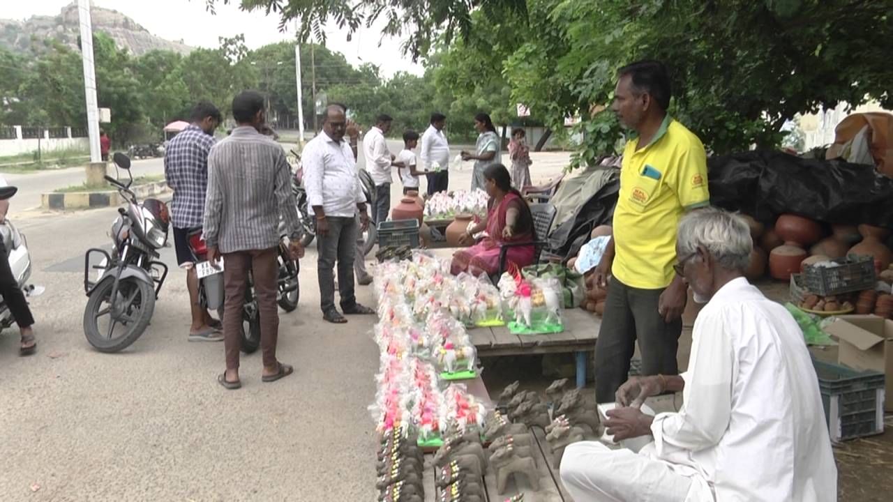 ಈ ಬಾರಿ ಮಾರುಕಟ್ಟೆಗೆ ಹೊಸ ಹೊಸ ರೀತಿಯ ಮಣ್ಣೆತ್ತುಗಳು ಎಂಟ್ರಿ ಕೊಟ್ಟಿವೆ. ಮಣ್ಣೆತ್ತಿಗೆ ಮಾರುಕಟ್ಟೆಯಲ್ಲಿ ಬೇಡಿಕೆ ಹೆಚ್ಚಾಗಿರುವ ಕಾರಣಕ್ಕೆ ಕುಂಬಾರರು ಮಹಾರಾಷ್ಟ್ರ ಹಾಗೂ ರಾಜಸ್ಥಾನದಿಂದ ಕಲರ್ ಫುಲ್ ಆಗಿರುವ ಎತ್ತುಗಳನ್ನು ತಂದಿದ್ದಾರೆ. ಹೀಗಾಗಿ, ದಾರಿಯಲ್ಲಿ ಹಾದು ಹೋಗುವವರು ಸಹ ಮಣ್ಣೆತ್ತುಗಳನ್ನು ಖರೀದಿ ಮಾಡುವ ಮನಸ್ಸು ಮಾಡುತ್ತಿದ್ದಾರೆ. ಕಾರುಣ್ಣಿಮೆಗೆ ಯಾವ ರೀತಿ ಎತ್ತುಗಳಿಗೆ ಸಿಂಗಾರ ಮಾಡ್ತಾರೋ ಅದೆ ರೀತಿ ಈ ಮಣ್ಣೆತ್ತುಗಳಿಗೂ ಸಿಂಗಾರ ಮಾಡಲಾಗುತ್ತದೆ. ಮಣ್ಣೆತ್ತುಗಳಿಗೆ ನಾನಾ ರೀತಿಯ ಬಣ್ಣಗಳನ್ನ ಹಚ್ಚಿ, ಬಟ್ಟೆ ಹೊದಿಸಲಾಗುತ್ತದೆ. 