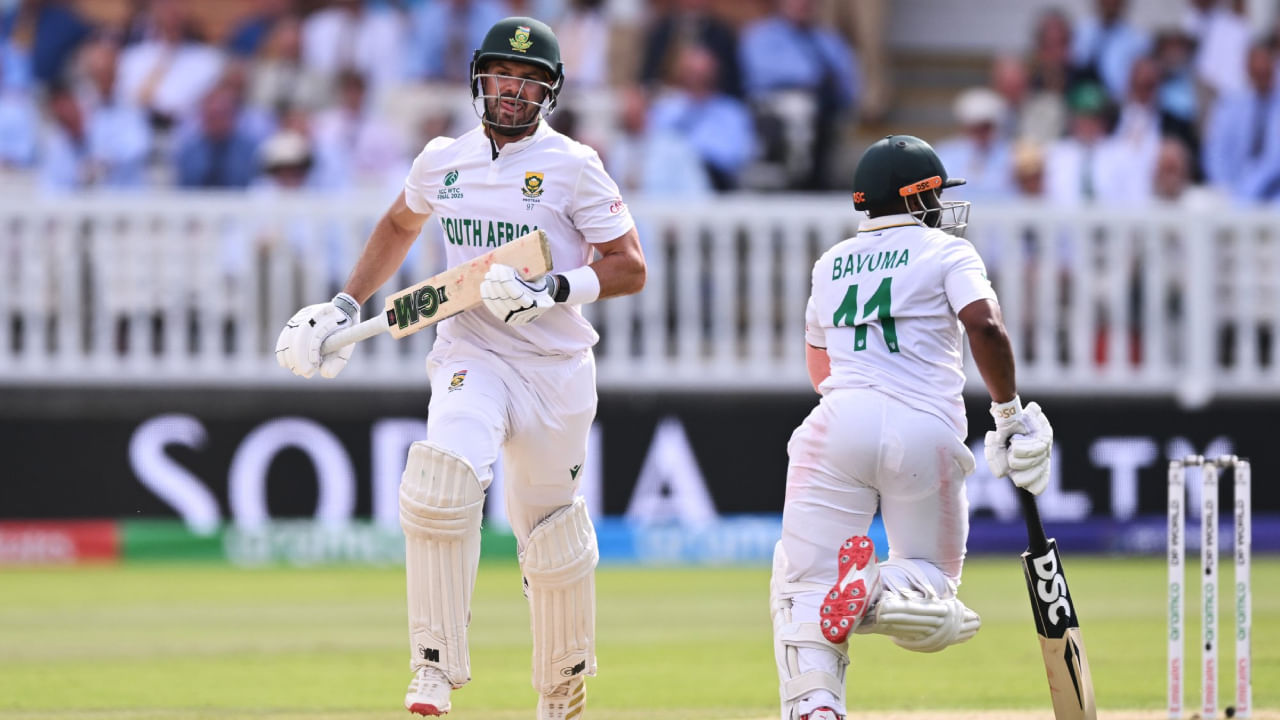 ಡಬ್ಲ್ಯುಟಿಸಿ ಫೈನಲ್​ನಲ್ಲಿ ಶತಕ ಸಿಡಿಸುವ ಮೂಲಕ ಮಾರ್ಕ್ರಾಮ್, ಐಸಿಸಿ ಟೂರ್ನಮೆಂಟ್‌ನ ಫೈನಲ್‌ನಲ್ಲಿ ಶತಕ ಬಾರಿಸಿದ ಮೊದಲ ದಕ್ಷಿಣ ಆಫ್ರಿಕಾದ ಬ್ಯಾಟ್ಸ್‌ಮನ್ ಎಂಬ ಹೆಗ್ಗಳಿಕೆಗೆ ಪಾತ್ರರಾಗಿದ್ದಾರೆ. ಇನ್ನು ಟೆಸ್ಟ್‌ನಲ್ಲಿ ಮಾರ್ಕ್ರಾಮ್ ಅವರ ಅಂಕಿಅಂಶಗಳನ್ನು ನೋಡುವುದಾದರೆ ಅವರು ಆಡಿರುವ 46 ಪಂದ್ಯಗಳಲ್ಲಿ 36.50 ಸರಾಸರಿ ಮತ್ತು 59.66 ಸ್ಟ್ರೈಕ್ ರೇಟ್‌ನಲ್ಲಿ 2993 ರನ್ ಗಳಿಸಿದ್ದಾರೆ. ಇದರಲ್ಲಿ 8 ಶತಕ ಮತ್ತು 13 ಅರ್ಧಶತಕಗಳು ಸೇರಿವೆ. 