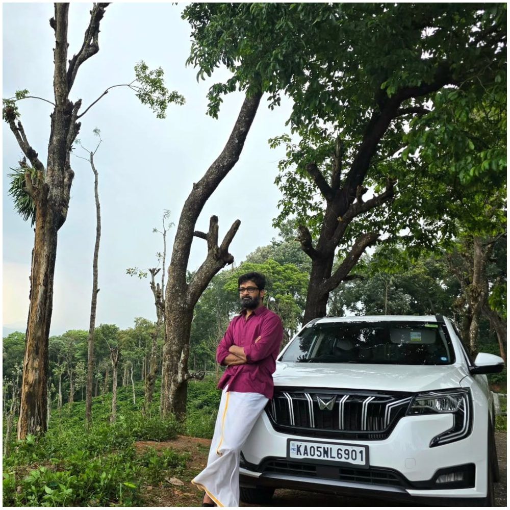 ಮ್ಯಾಕ್ಸ್ ಮಂಜು ಅವರು ಮಹೀಂದ್ರಾ XUV 700 ಕಾರಿನ ಎದುರು ಪೋಸ್ ಕೊಟ್ಟಿದ್ದಾರೆ. ಈ ಫೋಟೋಗಳು ಗಮನ ಸೆಳೆದಿವೆ. ಮಂಜು ಹೊಸ ಕಾರು ಖರೀದಿಸಿದರೆ ಎನ್ನುವ ಪ್ರಶ್ನೆ ಮೂಡಿದೆ. ಆ ಪ್ರಶ್ನೆಗೆ ಉತ್ತರ ಇಲ್ಲಿದೆ.