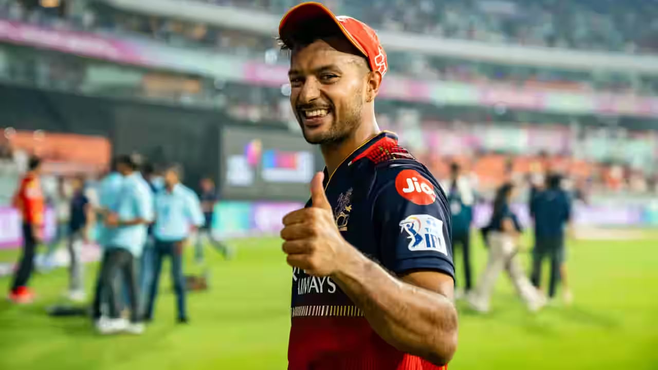 ಇಂಡಿಯನ್ ಪ್ರೀಮಿಯರ್ ಲೀಗ್ ಸೀಸನ್-18 ರಲ್ಲಿ ಬದಲಿ ಆಟಗಾರರಾಗಿ ಎಂಟ್ರಿ ಕೊಟ್ಟ ಪ್ಲೇಯರ್ಸ್​ಗಳಲ್ಲಿ ಮಯಾಂಕ್ ಅಗರ್ವಾಲ್ (Mayank Agarwal) ಕೂಡ ಒಬ್ಬರು. ಈ ಬಾರಿಯ ಐಪಿಎಲ್​ನ ದ್ವಿತೀಯಾರ್ಧದ ಪಂದ್ಯದ ವೇಳೆ ಆರ್​ಸಿಬಿ ಆಟಗಾರ ದೇವದತ್ ಪಡಿಕ್ಕಲ್ ಗಾಯಗೊಂಡ ಪರಿಣಾಮ ಮಯಾಂಕ್ ಅವರನ್ನು ಬದಲಿಯಾಗಿ ಆಯ್ಕೆ ಮಾಡಿದ್ದರು.