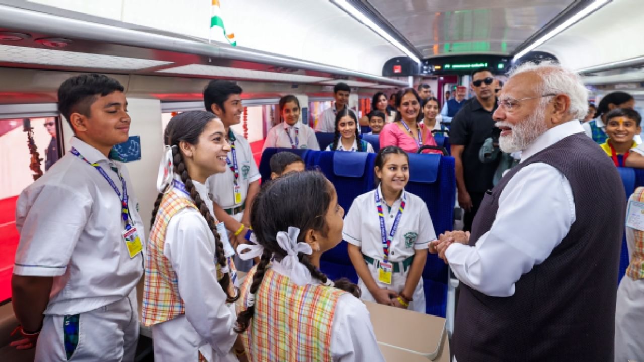 ಕತ್ರಾ-ಶ್ರೀನಗರ ವಂದೇ ಭಾರತ್ ಎಕ್ಸ್‌ಪ್ರೆಸ್‌ನಲ್ಲಿ ಶಾಲಾ ಮಕ್ಕಳ ಜೊತೆ ಪ್ರಯಾಣಿಸಿದ ಪ್ರಧಾನಿ ಮೋದಿ