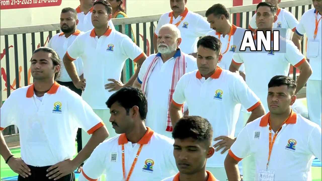 ಇಂದು ದೇಶಾದ್ಯಂತ 11ನೇ ಅಂತಾರಾಷ್ಟ್ರೀಯ ಯೋಗ ದಿನಾಚರಣೆ ಹಿನ್ನೆಲೆ ಇತ್ತ ವಿಶಾಖಪಟ್ಟಣಂನಲ್ಲಿ ಅದ್ಧೂರಿಯಾಗಿ ಯೋಗ ದಿನಾಚರಣೆಗೆ ವೇದಿಕೆ ಸಜ್ಜು ಮಾಡಲಾಗಿತ್ತು. ಬೆಳಗ್ಗೆ 6.30ಕ್ಕೆ ಯೋಗ ದಿನಾಚರಣೆಯಲ್ಲಿ ಭಾಗಿಯಾಗಿದ್ದ ಪ್ರಧಾನಿ ಮೋದಿ ಸುಮಾರು 3 ಲಕ್ಷಕ್ಕೂ ಹೆಚ್ಚು ಜನರೊಂದಿಗೆ ಯೋಗ ಮಾಡಿದ್ದಾರೆ.