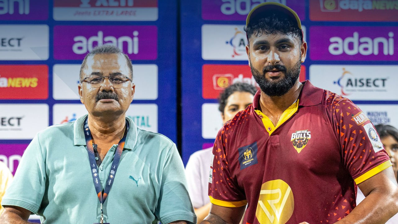 ಇನ್ನು ಈ ಪಂದ್ಯದಲ್ಲಿ 48 ಎಸೆತಗಳನ್ನು ಎದುರಿಸಿದ ಅಭಿಷೇಕ್ ಪಾಠಕ್ 15 ಭರ್ಜರಿ ಸಿಕ್ಸ್ ಹಾಗೂ 7 ಫೋರ್ಗಳೊಂದಿಗೆ 133 ರನ್ ಬಾರಿಸಿದರು. ಈ ಸ್ಫೋಟಕ ಶತಕದ ನೆರವಿನೊಂದಿಗೆ ಬುಂದೇಲ್ಖಂಡ್ ಬುಲ್ಸ್ ತಂಡವು 20 ಓವರ್ಗಳಲ್ಲಿ 6 ವಿಕೆಟ್ ಕಳೆದುಕೊಂಡು 246 ರನ್ ಕಲೆಹಾಕಿತು. ಈ ಗುರಿಯನ್ನು ಬೆನ್ನತ್ತಿದ ಜಬಲ್ಪುರ್ ರಾಯಲ್ ಲಯನ್ಸ್ ತಂಡವು 19.1 ಓವರ್ಗಳಲ್ಲಿ 227 ರನ್ಗಳಿಸಿ ಆಲೌಟ್ ಆಗುವ ಮೂಲಕ 19 ರನ್ಗಳಿಂದ ವಿರೋಚಿತವಾಗಿ ಸೋಲೊಪ್ಪಿಕೊಂಡಿದೆ.