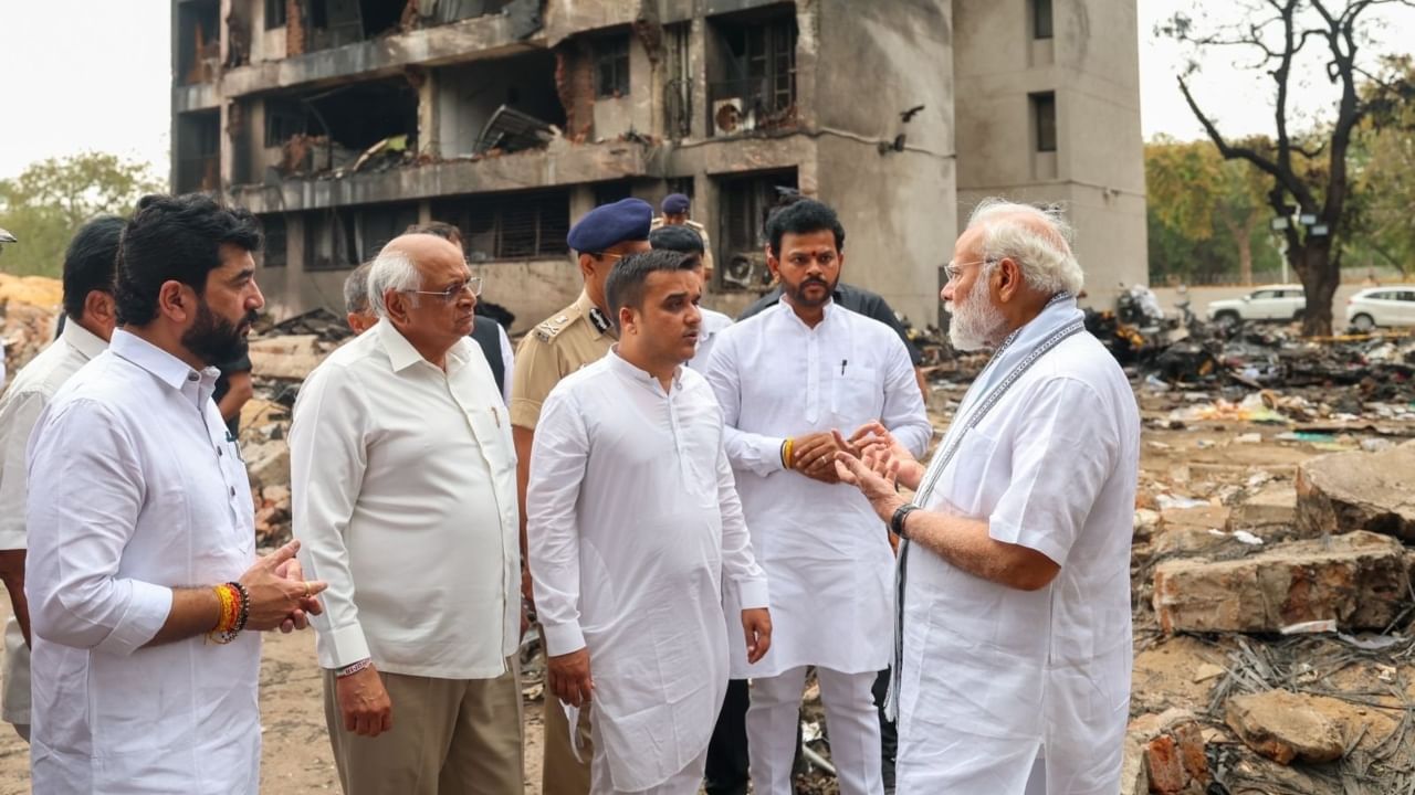 ಪ್ರಧಾನಿ ಮೋದಿಯವರ ಬೆಂಗಾವಲು ಪಡೆ ಮೊದಲು ಸ್ಥಳಕ್ಕೆ ತಲುಪಿತು. ಪ್ರಧಾನಿ ಮೋದಿ ಪರಿಸ್ಥಿತಿಯನ್ನು ಅವಲೋಕಿಸಿದರು. ಘಟನಾ ಸ್ಥಳವನ್ನು ತಲುಪಿದ ನಂತರ, ಪ್ರಧಾನಿ ಅಪಘಾತದ ಬಗ್ಗೆ ಮಾಹಿತಿ ಸಂಗ್ರಹಿಸಿದರು. ಸ್ಥಳವನ್ನು ಪರಿಶೀಲಿಸಿದ ನಂತರ, ಪ್ರಧಾನಿ ಮೋದಿ ಗಾಯಾಳುಗಳನ್ನು ಭೇಟಿ ಮಾಡಲು ಆಸ್ಪತ್ರೆಗೆ ತೆರಳಿದರು.
