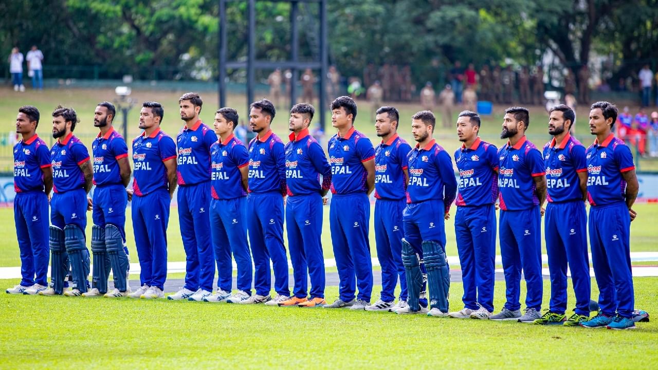 ನೆದರ್​ಲೆಂಡ್ಸ್​ ವಿರುದ್ಧದ ಟಿ20 ಪಂದ್ಯದಲ್ಲಿ ದಿಟ್ಟ ಹೋರಾಟ ಪ್ರದರ್ಶಿಸಿದ ಕ್ರಿಕೆಟ್ ಶಿಶು ನೇಪಾಳ ತಂಡವು ಸಖತ್ ಸುದ್ದಿಯಲ್ಲಿದೆ. ಗ್ಲ್ಯಾಸ್ಗೋದ ಟಿಟ್‌ವುಡ್​ನಲ್ಲಿ ನಡೆದ ಈ ಪಂದ್ಯದಲ್ಲಿ ನೆದರ್​ಲೆಂಡ್ಸ್ ತಂಡವು 158 ರನ್​ ಕಲೆಹಾಕಿದರೆ, ನೇಪಾಳ ತಂಡ ಕೂಡ 20 ಓವರ್​ಗಳಲ್ಲಿ 158 ರನ್​ ಬಾರಿಸಿತ್ತು. ಆ ಬಳಿಕ ನಡೆದ ಎರಡು ಸೂಪರ್ ಓವರ್​ಗಳು ಟೈ ಆಗಿದ್ದವು. ಇನ್ನು ಮೂರನೇ ಸೂಪರ್ ಓವರ್​ನಲ್ಲಿ ನೇಪಾಳ ತಂಡವು ವಿರೋಚಿತವಾಗಿ ಸೋಲೊಪ್ಪಿಕೊಂಡಿತು.