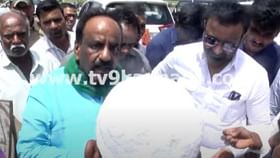 ಮಳೆಹಾನಿ ಪ್ರದೇಶಗಳಿಗೆ ಭೇಟಿ ನೀಡಿದಾಗ ಗ್ರಾಮಸ್ಥರಿಂದ ಶಾಸಕನಿಗೆ ತರಾಟೆ ಮಳೆಹಾನಿ ಪ್ರದೇಶಗಳಿಗೆ ಭೇಟಿ ನೀಡಿದಾಗ ಗ್ರಾಮಸ್ಥರಿಂದ ಶಾಸಕನಿಗೆ ತರಾಟೆ