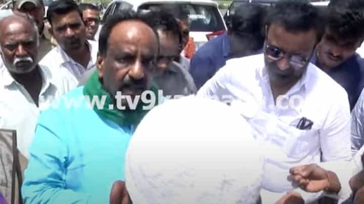 ನಮಗಾಗಿ ಏನು ಮಾಡಿದ್ದೀರಿ ಶಾಸಕರೇ ಅಂತ ಗ್ರಾಮಸ್ಥರು ಕೇಳಿದಾಗ ಕೋನರೆಡ್ಡಿ ಸಿಡಿಮಿಡಿಗೊಂಡರು! ನಮಗಾಗಿ ಏನು ಮಾಡಿದ್ದೀರಿ ಶಾಸಕರೇ ಅಂತ ಗ್ರಾಮಸ್ಥರು ಕೇಳಿದಾಗ ಕೋನರೆಡ್ಡಿ ಸಿಡಿಮಿಡಿಗೊಂಡರು!