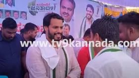 ಕಾರ್ಯಕರ್ತರ ಬೃಹತ್ ಸಮಾವೇಶದಲ್ಲಿ ಕೇವಲ ಬೆರಳೆಣಿಕೆಯಷ್ಟು ಜನ ಕಾರ್ಯಕರ್ತರ ಬೃಹತ್ ಸಮಾವೇಶದಲ್ಲಿ ಕೇವಲ ಬೆರಳೆಣಿಕೆಯಷ್ಟು ಜನ