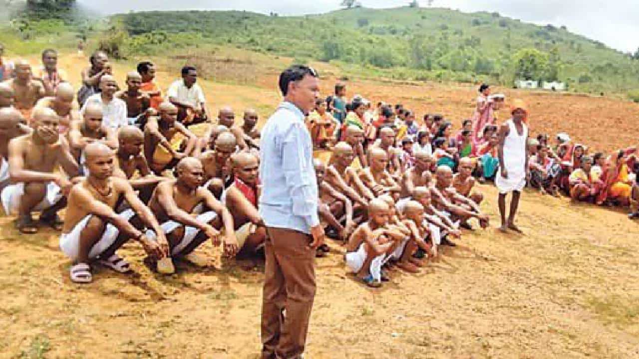 ಮಗಳು ಬೇರೆ ಜಾತಿಯವನನ್ನು ಮದುವೆಯಾಗಿದ್ದಕ್ಕೆ ಕುಟುಂಬಕ್ಕೆ ಇದೆಂಥಾ ಶಿಕ್ಷೆ ಮಗಳು ಬೇರೆ ಜಾತಿಯವನನ್ನು ಮದುವೆಯಾಗಿದ್ದಕ್ಕೆ ಕುಟುಂಬಕ್ಕೆ ಇದೆಂಥಾ ಶಿಕ್ಷೆ
