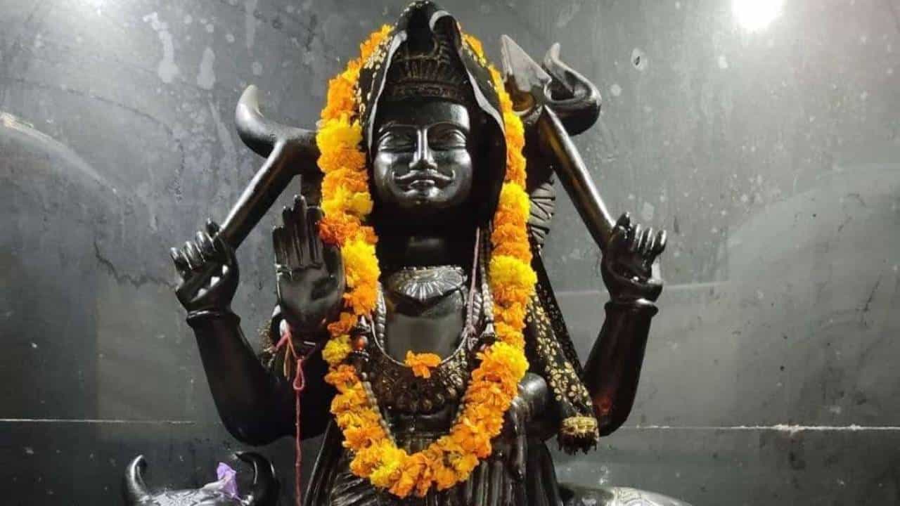 Saturday Puja Tips: ಶನಿದೇವನಿಗೆ ಕಪ್ಪು ಎಳ್ಳು ಅರ್ಪಿಸುವಾಗ ಈ ಮಂತ್ರ ಪಠಿಸಿ, ನಿಮ್ಮ ಕಷ್ಟಗಳೆಲ್ಲಾ ದೂರ! Saturday Puja Tips: ಶನಿದೇವನಿಗೆ ಕಪ್ಪು ಎಳ್ಳು ಅರ್ಪಿಸುವಾಗ ಈ ಮಂತ್ರ ಪಠಿಸಿ, ನಿಮ್ಮ ಕಷ್ಟಗಳೆಲ್ಲಾ ದೂರ!