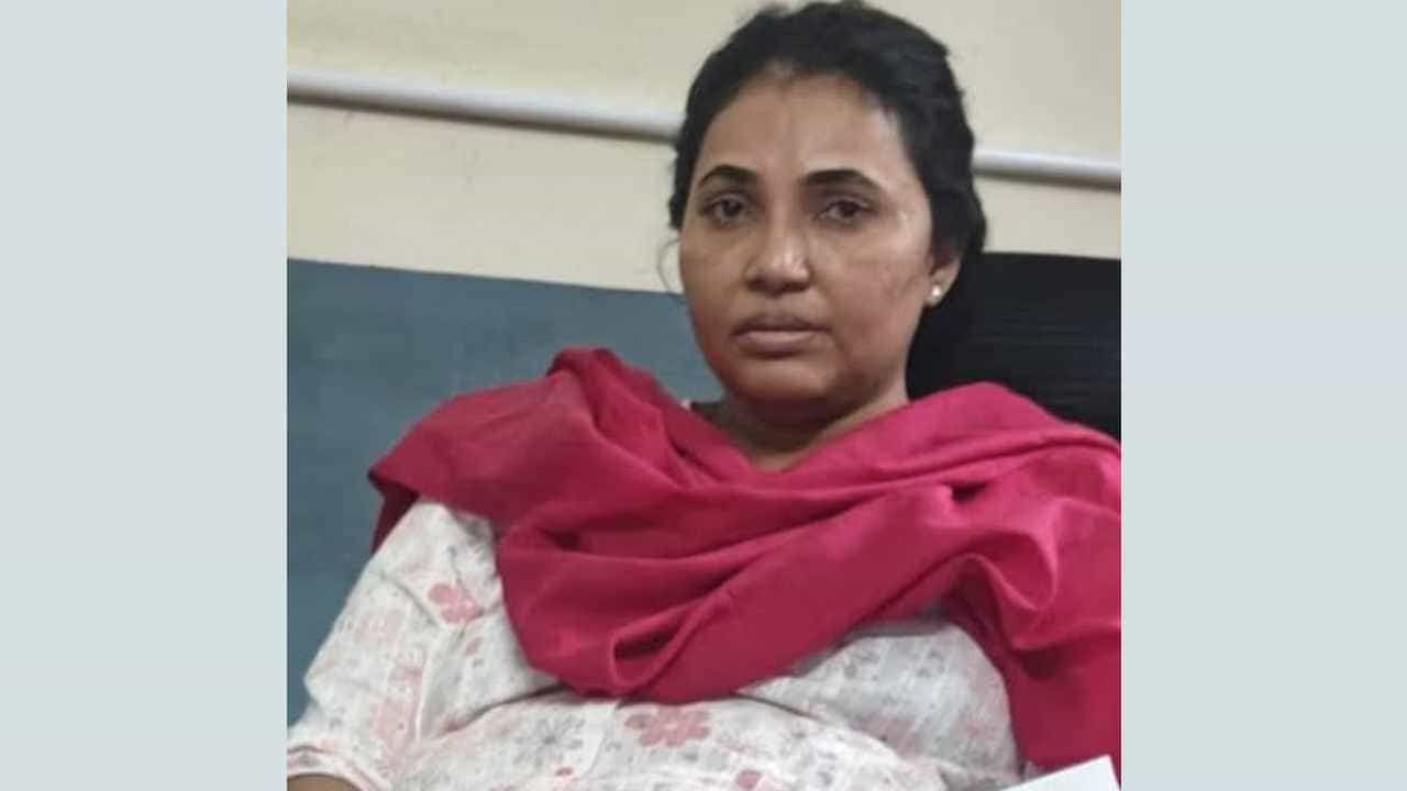 ಜೈಲಿನಿಂದ ನೇರವಾಗಿ ಕಚೇರಿಗೆ: 2ನೇ ಬಾರಿ ಲೋಕಾಯುಕ್ತಕ್ಕೆ ರೆಡ್ ಹ್ಯಾಂಡ್ ಆಗಿ ಸಿಕ್ಕಿಬಿದ್ದಿದ್ದ ಭೂವಿಜ್ಞಾನಿ ಸಸ್ಪೆಂಡ್ ಜೈಲಿನಿಂದ ನೇರವಾಗಿ ಕಚೇರಿಗೆ: 2ನೇ ಬಾರಿ ಲೋಕಾಯುಕ್ತಕ್ಕೆ ರೆಡ್ ಹ್ಯಾಂಡ್ ಆಗಿ ಸಿಕ್ಕಿಬಿದ್ದಿದ್ದ ಭೂವಿಜ್ಞಾನಿ ಸಸ್ಪೆಂಡ್