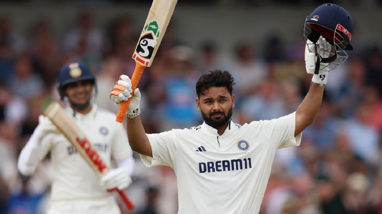 ಈ 9 ಸಿಕ್ಸರ್ಗಳೊಂದಿಗೆ ರಿಷಭ್ ಪಂತ್ ಟೆಸ್ಟ್ ಕ್ರಿಕೆಟ್ನಲ್ಲಿ ಅತ್ಯಧಿಕ ಸಿಕ್ಸ್ ಸಿಡಿಸಿದ ಭಾರತೀಯ ಬ್ಯಾಟರ್ಗಳ ಪಟ್ಟಿಯಲ್ಲಿ ಮೂರನೇ ಸ್ಥಾನಕ್ಕೇರಿದ್ದಾರೆ. ಅದು ಕೂಡ ಕೇವಲ 44 ಪಂದ್ಯಗಳ ಮೂಲಕ ಎಂಬುದು ವಿಶೇಷ. ಇನ್ನು ರಿಷಭ್ ಪಂತ್ ಮುಂದಿರುವ ಟಾರ್ಗೆಟ್ಗಳು ರೋಹಿತ್ ಶರ್ಮಾ ಹಾಗೂ ವೀರೇಂದ್ರ ಸೆಹ್ವಾಗ್.