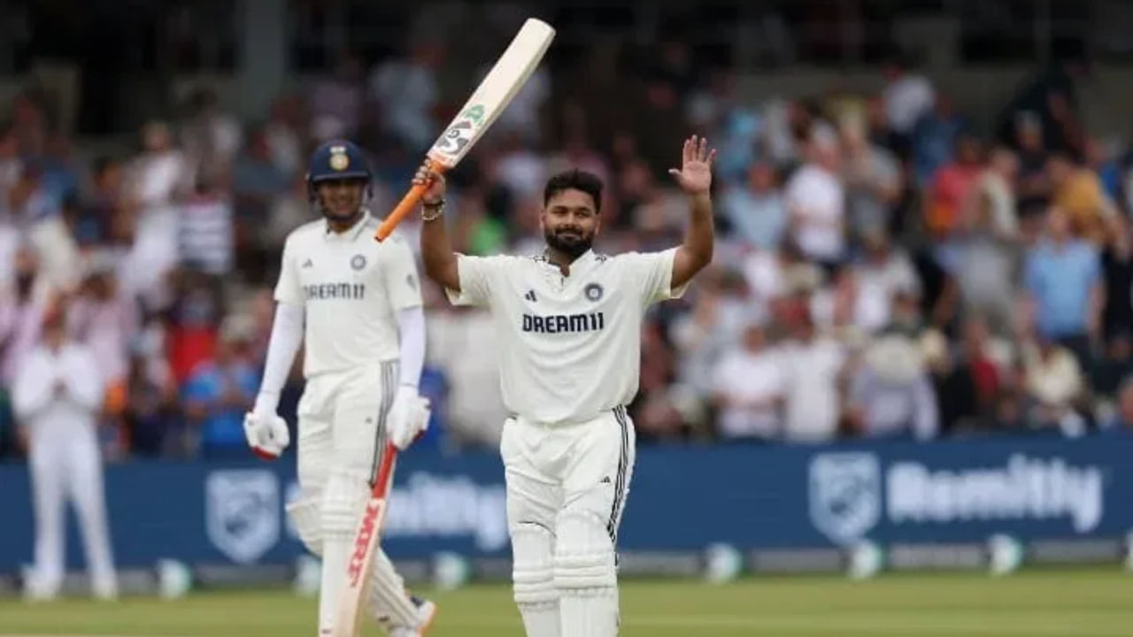 ಇನ್ನು ಬ್ಯಾಟಿಂಗ್ ವಿಚಾರದಲ್ಲಿ ಅಮೋಘ ಪ್ರದರ್ಶನ ನೀಡುತ್ತಿರುವ ರಿಷಭ್ ಪಂತ್ ಇದುವರೆಗೆ ಆಡಿರುವ 44 ಟೆಸ್ಟ್ ಪಂದ್ಯಗಳ 76 ಇನ್ನಿಂಗ್ಸ್ಗಳಲ್ಲಿ ಸುಮಾರು 44 ಸರಾಸರಿಯಲ್ಲಿ 3000 ಕ್ಕೂ ಹೆಚ್ಚು ರನ್ ಗಳಿಸಿದ್ದಾರೆ. ಇದರಲ್ಲಿ 7 ಶತಕಗಳು ಮತ್ತು 15 ಅರ್ಧಶತಕಗಳು ಸೇರಿವೆ. ಅಲ್ಲದೆ ಪಂತ್ಮ ಶತಕಗಳ ವಿಷಯದಲ್ಲಿ ಧೋನಿಯನ್ನು ಹಿಂದಿಕ್ಕಿದ್ದಾರೆ.