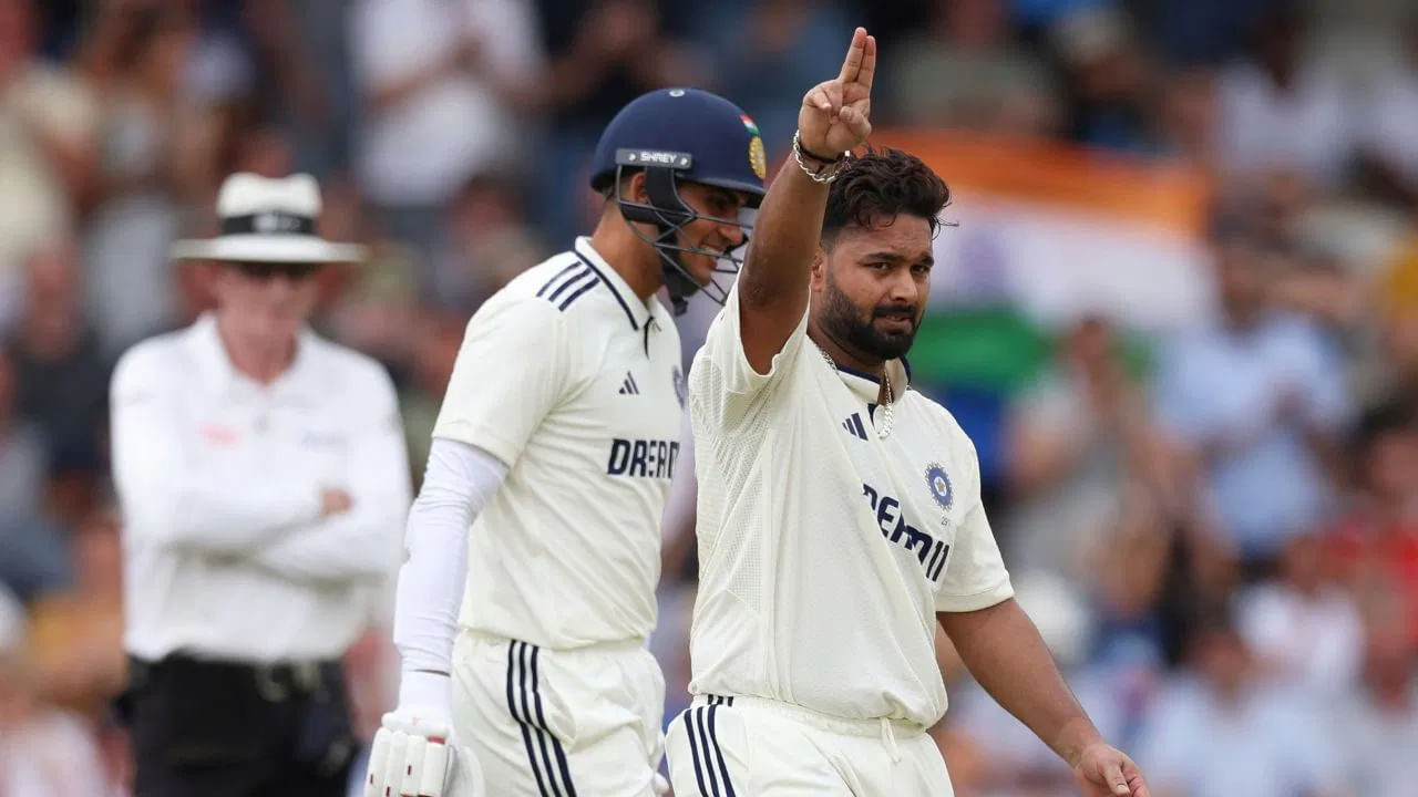 ರಿಷಭ್ ಪಂತ್ ಇಂಗ್ಲೆಂಡ್ ವಿರುದ್ಧ ನಾಲ್ಕನೇ ಬಾರಿಗೆ ಶತಕ ಬಾರಿಸಿದರು. ವಿಶೇಷವೆಂದರೆ ಅವರು ಈ ಶತಕಗಳಲ್ಲಿ 3 ಶತಕಗಳನ್ನು ಇಂಗ್ಲಿಷ್ ನೆಲದಲ್ಲಿ ಸಿಡಿಸಿದ್ದಾರೆ. ಅವರನ್ನು ಹೊರತುಪಡಿಸಿ, ಬೇರೆ ಯಾವುದೇ ವಿದೇಶಿ ವಿಕೆಟ್ ಕೀಪರ್ ಇಂಗ್ಲೆಂಡ್‌ನಲ್ಲಿ ಒಂದಕ್ಕಿಂತ ಹೆಚ್ಚು ಟೆಸ್ಟ್ ಶತಕಗಳನ್ನು ಬಾರಿಸಲು ಸಾಧ್ಯವಾಗಿಲ್ಲ.