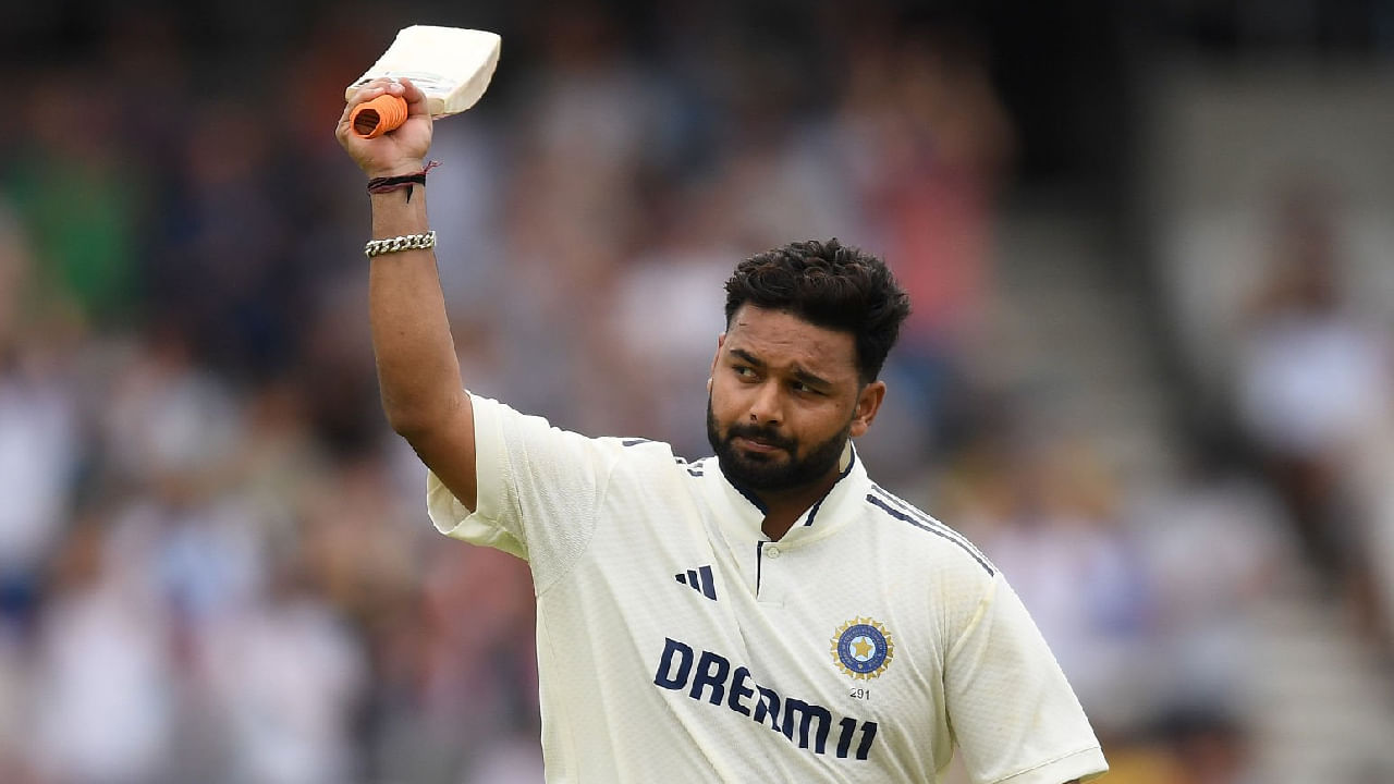 ಇದೀಗ ಈ ದಾಖಲೆಯನ್ನು ಅಳಿಸಿ ಹಾಕುವಲ್ಲಿ ರಿಷಭ್ ಪಂತ್ ಯಶಸ್ವಿಯಾಗಿದ್ದಾರೆ. ಪಂಟರ್ ಪಂತ್ ಈವರೆಗೆ 7 ಟೆಸ್ಟ್ ಶತಕ ಸಿಡಿಸಿದ್ದಾರೆ. ಈ ಏಳರಲ್ಲಿ 4 ಶತಕಗಳು ಮೂಡಿಬಂದಿರುವುದು ಇಂಗ್ಲೆಂಡ್ ವಿರುದ್ಧ ಎಂಬುದು ವಿಶೇಷ. 2018 ರಲ್ಲಿ ಲಂಡನ್ನ ಓವಲ್ ಮೈದಾನದಲ್ಲಿ ಚೊಚ್ಚಲ ಸೆಂಚುರಿ ಸಿಡಿಸಿದ್ದ ಪಂತ್, ಆ ಬಳಿಕ 2022 ರಲ್ಲಿ ಎಡ್ಜ್ಬಾಸ್ಟನ್ನಲ್ಲಿ ಶತಕ ಬಾರಿಸಿದ್ದರು.