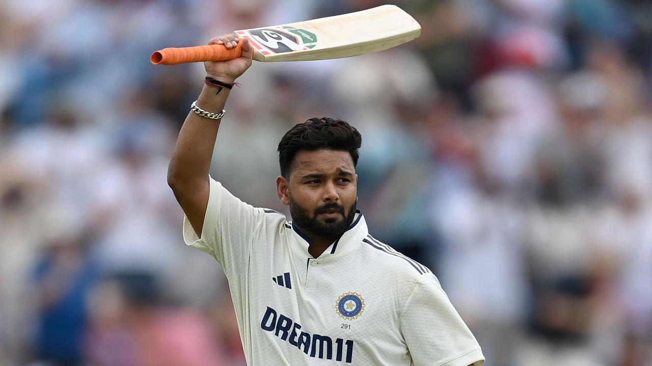 ಈ ಎರಡು ಶತಕಗಳ ಬಳಿಕ ರಿಷಭ್ ಪಂತ್ ಅಹಮದಾಬಾದ್ನಲ್ಲಿ ಆಂಗ್ಲರ ವಿರುದ್ಧ 101 ರನ್ ಬಾರಿಸಿ ಅಬ್ಬರಿಸಿದ್ದರು. ಇದೀಗ ಇಂಗ್ಲೆಂಡ್ ವಿರುದ್ಧ ಇಂಗ್ಲೆಂಡ್ನಲ್ಲೇ ಮೂರನೇ ಸೆಂಚುರಿ ಸಿಡಿಸಿದ್ದಾರೆ. ಈ ಶತಕದೊಂದಿಗೆ ಕ್ರಿಕೆಟ್ ಜನಕರ ವಿರುದ್ಧ ಟೆಸ್ಟ್ನಲ್ಲಿ ಅತ್ಯಧಿಕ ಸೆಂಚುರಿ ಬಾರಿಸಿದ ವಿಕೆಟ್ ಕೀಪರ್ ಬ್ಯಾಟರ್ ಎಂಬ ದಾಖಲೆಯನ್ನು ರಿಷಭ್ ಪಂತ್ ತಮ್ಮದಾಗಿಸಿಕೊಂಡಿದ್ದಾರೆ.