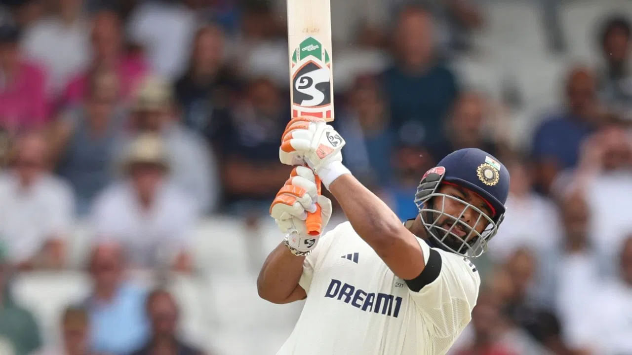 ಟೆಸ್ಟ್ ಕ್ರಿಕೆಟ್‌ನಲ್ಲಿ ಅತಿ ಹೆಚ್ಚು ಸಿಕ್ಸರ್‌ಗಳನ್ನು ಬಾರಿಸಿದ ದಾಖಲೆಯಲ್ಲೂ ರಿಷಭ್ ಪಂತ್ ಅದ್ಭುತ ಸಾಧನೆ ಮಾಡಿದ್ದಾರೆ. ಟೆಸ್ಟ್ ಕ್ರಿಕೆಟ್‌ನಲ್ಲಿ ಅತಿ ಹೆಚ್ಚು ಸಿಕ್ಸರ್‌ಗಳನ್ನು ಬಾರಿಸಿದ ಭಾರತದ ಮೂರನೇ ಬ್ಯಾಟ್ಸ್‌ಮನ್ ಎಂಬ ಹೆಗ್ಗಳಿಕೆಗೆ ಅವರು ಪಾತ್ರರಾಗಿದ್ದಾರೆ. ಟೆಸ್ಟ್‌ನಲ್ಲಿ 79 ಸಿಕ್ಸರ್‌ಗಳನ್ನು ಬಾರಿಸಿರುವ ಪಂತ್ ಈ ವಿಚಾರದಲ್ಲಿ 78 ಸಿಕ್ಸರ್‌ಗಳನ್ನು ಬಾರಿಸಿದ್ದ ಧೋನಿ ಅವರನ್ನು ಹಿಂದಿಕ್ಕಿದ್ದಾರೆ. 
