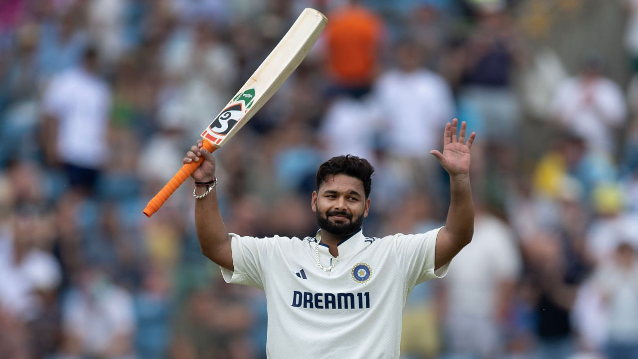 ಲೀಡ್ಸ್ನಲ್ಲಿ ನಡೆದ ಈ ಪಂದ್ಯದಲ್ಲಿ 5ನೇ ಕ್ರಮಾಂಕದಲ್ಲಿ ಕಣಕ್ಕಿಳಿದ ರಿಷಭ್ ಪಂತ್ ಸ್ಫೋಟಕ ಬ್ಯಾಟಿಂಗ್ ಪ್ರದರ್ಶಿಸಿದರು. ಈ ಬಿರುಸಿನ ಬ್ಯಾಟಿಂಗ್ನೊಂದಿಗೆ ಪಂತ್ 178 ಎಸೆತಗಳಲ್ಲಿ 6 ಭರ್ಜರಿ ಸಿಕ್ಸ್ ಹಾಗೂ 12 ಫೋರ್ಗಳೊಂದಿಗೆ 134 ರನ್ ಬಾರಿಸಿದರು. ಈ ಶತಕದೊಂದಿಗೆ ಪಂತ್ ಇಂಗ್ಲೆಂಡ್ ವಿರುದ್ಧ ಐತಿಹಾಸಿಕ ಸಾಧನೆ ಮಾಡಿದ್ದಾರೆ.