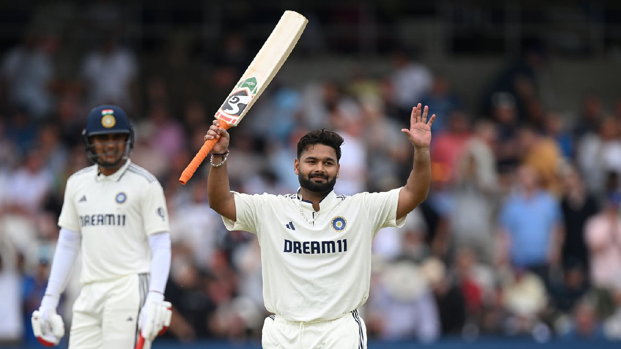 ಹಾಗೆಯೇ ಐದನೇ ಕ್ರಮಾಂಕದಲ್ಲಿ ಬ್ಯಾಟ್ ಬೀಸಿದ ರಿಷಭ್ ಪಂತ್ ಸ್ಫೋಟಕ ಬ್ಯಾಟಿಂಗ್​ನೊಂದಿಗೆ ಅಬ್ಬರಿಸಿದರು. ಅಲ್ಲದೆ 178 ಎಸೆತಗಳಲ್ಲಿ 6 ಭರ್ಜರಿ ಸಿಕ್ಸ್ ಹಾಗೂ 12 ಫೋರ್​ಗಳೊಂದಿಗೆ 134 ರನ್​ ಕಲೆಹಾಕಿದರು. ಈ ಮೂಲಕ ಟೀಮ್ ಇಂಡಿಯಾ ಪ್ರಥಮ ಇನಿಂಗ್ಸ್​ನಲ್ಲಿ 471 ರನ್​ ಕಲೆಹಾಕಿ ಆಲೌಟ್ ಆಗಿದೆ.