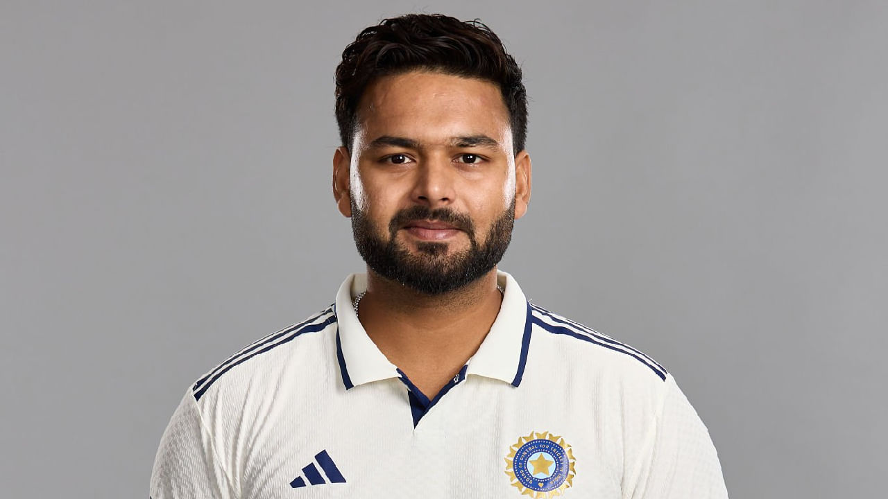 ಇಂಗ್ಲೆಂಡ್ ವಿರುದ್ಧದ ಮೊದಲ ಟೆಸ್ಟ್ ಪಂದ್ಯದಲ್ಲಿ ಬ್ಯಾಕ್ ಟು ಬ್ಯಾಕ್ ಸೆಂಚುರಿ ಸಿಡಿಸಿ ಮಿಂಚಿದ್ದ ರಿಷಭ್ ಪಂತ್ 801 ಅಂಕಗಳೊಂದಿಗೆ ಟೆಸ್ಟ್ ಬ್ಯಾಟರ್​ಗಳ ಪಟ್ಟಿಯಲ್ಲಿ 7ನೇ ಸ್ಥಾನ ಅಲಂಕರಿಸಿದ್ದಾರೆ. ಇದು ಭಾರತೀಯ ವಿಕೆಟ್ ಕೀಪರ್​ನ ಸರ್ವಶ್ರೇಷ್ಠ ಸಾಧನೆ ಎಂಬುದು ವಿಶೇಷ. ಅಂದರೆ ಟೀಮ್ ಇಂಡಿಯಾದ ಯಾವುದೇ ವಿಕೆಟ್ ಕೀಪರ್ ಟೆಸ್ಟ್​​ ರ್ಯಾಂಕಿಂಗ್​ನಲ್ಲಿ 800 ಕ್ಕಿಂತ ಅಧಿಕ ಅಂಕಗಳನ್ನು ಪಡೆದಿರಲಿಲ್ಲ. ಇದೀಗ 801 ರೇಟಿಂಗ್​ನೊಂದಿಗೆ ಪಂತ್ ಏಳನೇ ಸ್ಥಾನ ಅಲಂಕರಿಸುವಲ್ಲಿ ಯಶಸ್ವಿಯಾಗಿದ್ದಾರೆ.
