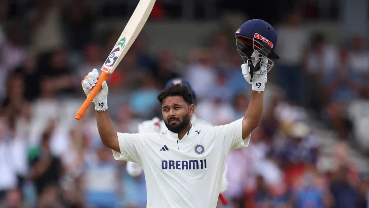 ಭಾರತದ ಸ್ಫೋಟಕ ವಿಕೆಟ್ ಕೀಪರ್-ಬ್ಯಾಟ್ಸ್ಮನ್ ರಿಷಭ್ ಪಂತ್ ಲೀಡ್ಸ್ ಟೆಸ್ಟ್ನಲ್ಲಿ ಇಂಗ್ಲೆಂಡ್ ವಿರುದ್ಧ 134 ರನ್ಗಳ ಅದ್ಭುತ ಇನ್ನಿಂಗ್ಸ್ ಆಡಿದರು. ಈ ಇನ್ನಿಂಗ್ಸ್ನಲ್ಲಿ ಅವರು 12 ಬೌಂಡರಿಗಳು ಮತ್ತು 6 ಸಿಕ್ಸರ್ಗಳನ್ನು ಬಾರಿಸಿದರು. ಪಂತ್ ಅವರ ಈ ಶತಕದ ಇನ್ನಿಂಗ್ಸ್ ಭಾರತವನ್ನು ಬಲಿಷ್ಠ ಸ್ಥಿತಿಯಲ್ಲಿರಿಸಿದ್ದು ಮಾತ್ರವಲ್ಲದೆ, ಈ ಇನ್ನಿಂಗ್ಸ್ ಮೂಲಕ ಪಂತ್ ಕೂಡ ಹಲವು ದಾಖಲೆಗಳನ್ನು ನಿರ್ಮಿಸಿದರು.