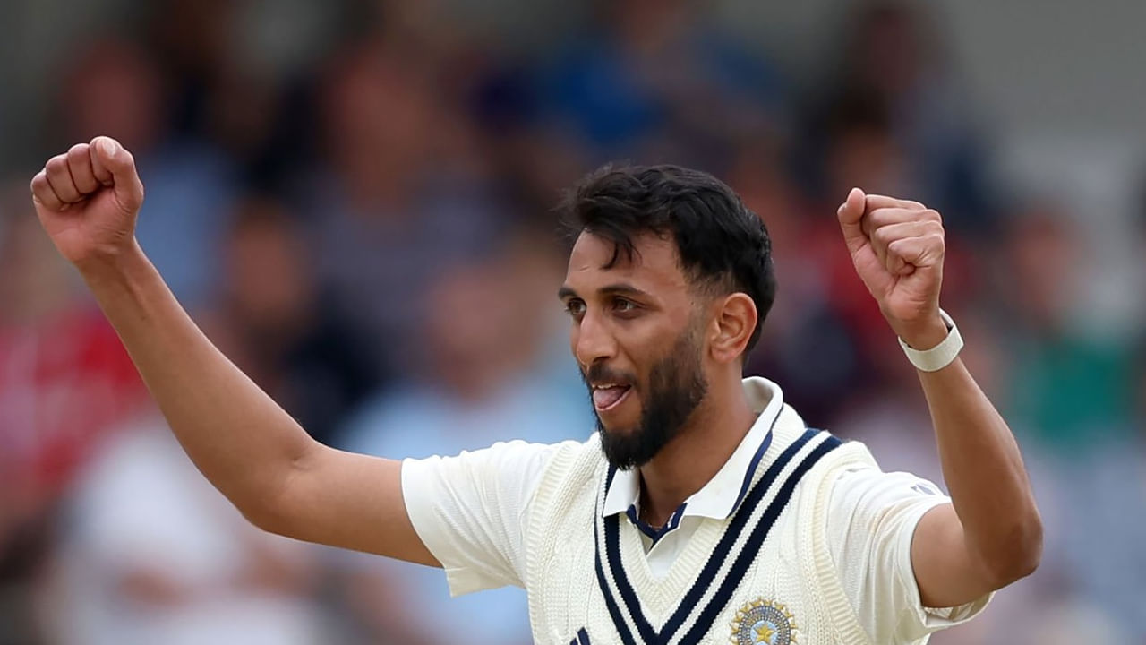 ಇದೀಗ ಇಂಗ್ಲೆಂಡ್ ವಿರುದ್ಧದ ಮೊದಲ ಟೆಸ್ಟ್ ಪಂದ್ಯದಲ್ಲಿ ಪ್ರತಿ ಓವರ್​ಗೆ 6.28 ಸರಾಸರಿಯಲ್ಲಿ ರನ್ ಬಿಟ್ಟು ಕೊಡುವ ಮೂಲಕ ಪ್ರಸಿದ್ಧ್ ಕೃಷ್ಣ ಟೀಮ್ ಇಂಡಿಯಾ ಪರ ಟೆಸ್ಟ್​ನಲ್ಲಿ ದುಬಾರಿ ಸ್ಪೆಲ್ ಮಾಡಿದ ಬೌಲರ್​ ಎನಿಸಿಕೊಂಡಿದ್ದಾರೆ. ಈ ಮೂಲಕ ಟೆಸ್ಟ್ ಕ್ರಿಕೆಟ್​ನ ಅತ್ಯಂತ ಕಳಪೆ ದಾಖಲೆಯೊಂದನ್ನು ತಮ್ಮದಾಗಿಸಿಕೊಂಡಿದ್ದಾರೆ.