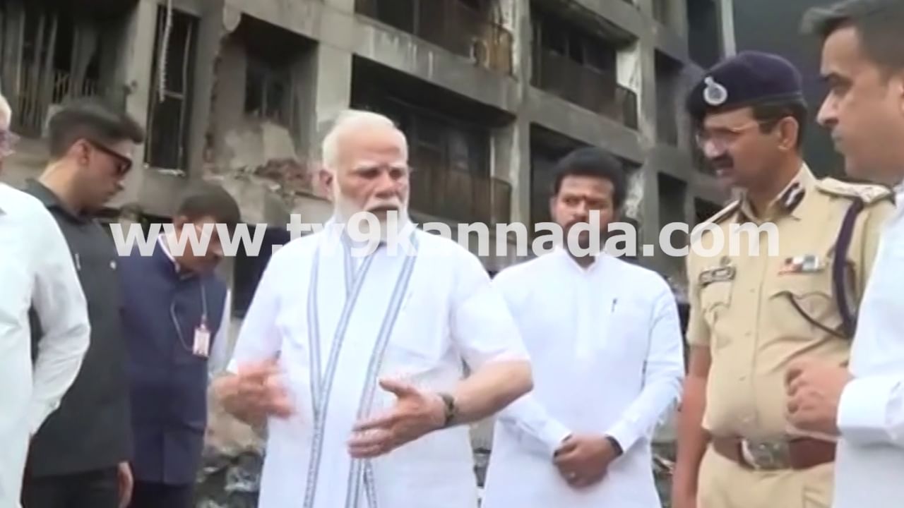 ಪ್ರಧಾನಿಯವರು ಸರ್ದಾರ್ ವಲ್ಲಭಭಾಯಿ ಪಟೇಲ್ ವಿಮಾನ ನಿಲ್ದಾಣಕ್ಕೆ ಆಗಮಿಸಿ, ಅಲ್ಲಿಂದ ನೇರವಾಗಿ ಮೇಘನಾನಿ ನಗರ ಪ್ರದೇಶದ ಅಪಘಾತ ಸ್ಥಳಕ್ಕೆ ತೆರಳಿದರು ಎಂದು ಅಧಿಕಾರಿಗಳು ತಿಳಿಸಿದ್ದಾರೆ. ಈ ಸಮಯದಲ್ಲಿ, ಗುಜರಾತ್ ಮುಖ್ಯಮಂತ್ರಿ ಭೂಪೇಂದ್ರ ಪಟೇಲ್ ಕೂಡ ಪ್ರಧಾನಿ ಜೊತೆಗಿದ್ದರು. ಮೇಘನಾನಿ ನಗರವು ವಿಮಾನ ಅಪಘಾತಕ್ಕೀಡಾದ ವಸತಿ ಪ್ರದೇಶವಾಗಿದೆ.