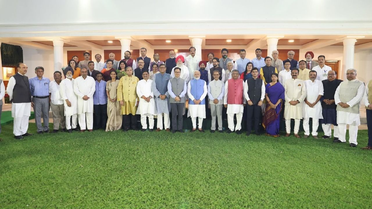 ಆಪರೇಷನ್ ಸಿಂಧೂರ್ ಕಾರ್ಯಾಚರಣೆಯ ಬಳಿಕ ಭಯೋತ್ಪಾದನೆಗೆ ಕುಮ್ಮಕ್ಕು ನೀಡುತ್ತಿರುವ ಪಾಕಿಸ್ತಾನದ ಬಗ್ಗೆ ಜಾಗತಿಕ ಮಟ್ಟದಲ್ಲಿ ಮಾಹಿತಿ ನೀಡಲು ತೆರಳಿದ್ದ ಸರ್ವಪಕ್ಷ ನಿಯೋಗದ ಸದಸ್ಯರೊಂದಿಗೆ ಪ್ರಧಾನಿ ನರೇಂದ್ರ ಮೋದಿ ಇಂದು ಸಭೆ ನಡೆಸಿದರು. ದೆಹಲಿಯ ತಮ್ಮ ಅಧಿಕೃತ ನಿವಾಸದಲ್ಲಿ ಆ ನಿಯೋಗದಲ್ಲಿದ್ದ ಬಿಜೆಪಿ ಸೇರಿದಂತೆ ವಿವಿಧ ಪಕ್ಷಗಳ ನಾಯಕರಿಗೆ ಮೋದಿ ಔತಣಕೂಟ ಏರ್ಪಡಿಸಿದ್ದರು.