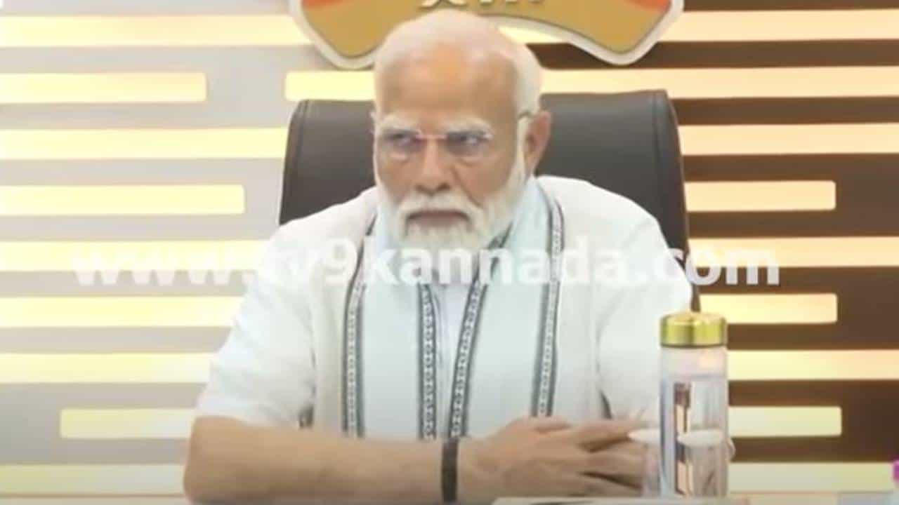 Gujarat Plane Crash: ಅಹಮದಾಬಾದ್ ವಿಮಾನ ನಿಲ್ದಾಣದಲ್ಲೇ ಸಚಿವ ಮತ್ತು ಅಧಿಕಾರಿಗಳೊಂದಿಗೆ ಪ್ರಧಾನಿ ಮೋದಿ ಸಭೆ Gujarat Plane Crash: ಅಹಮದಾಬಾದ್ ವಿಮಾನ ನಿಲ್ದಾಣದಲ್ಲೇ ಸಚಿವ ಮತ್ತು ಅಧಿಕಾರಿಗಳೊಂದಿಗೆ ಪ್ರಧಾನಿ ಮೋದಿ ಸಭೆ