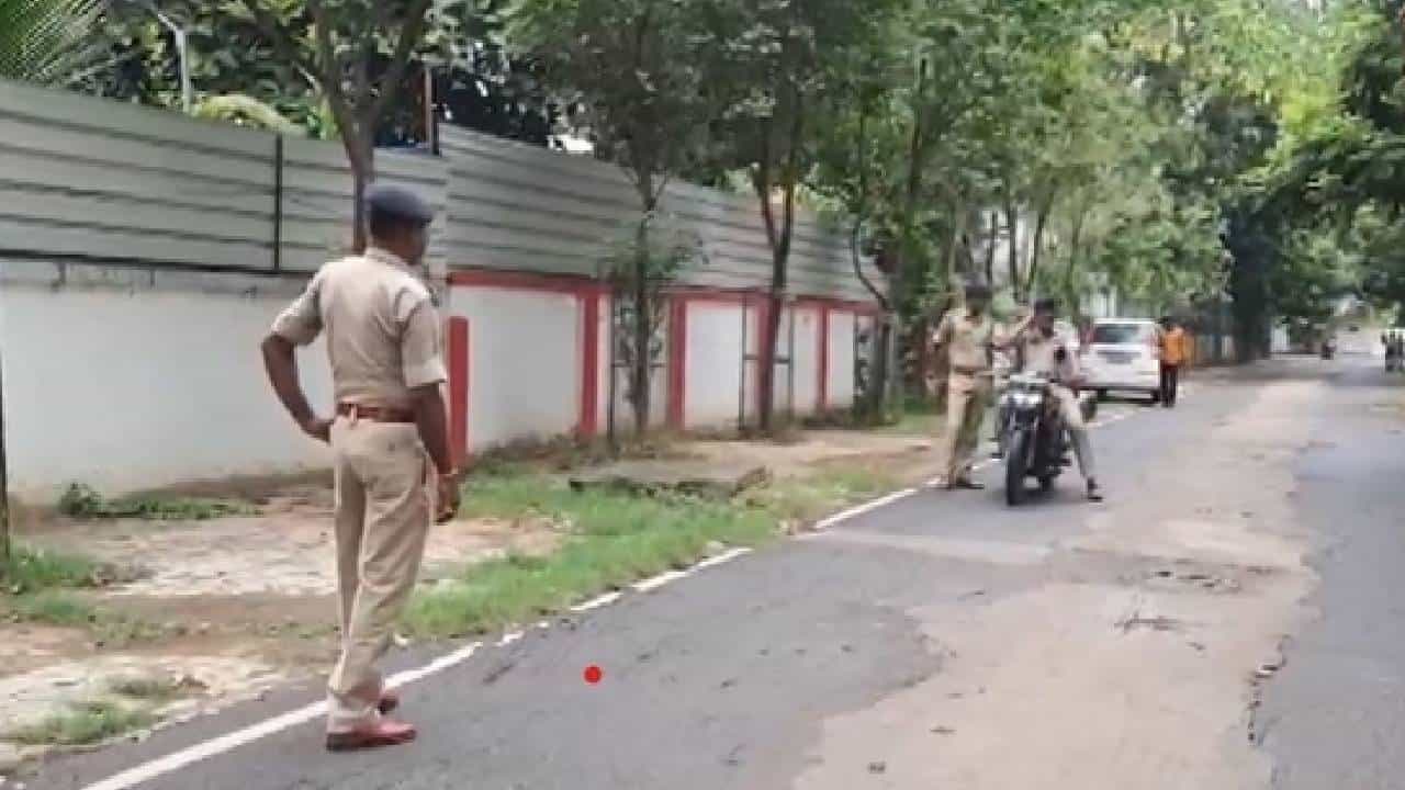 ಬಿಹಾರ: ಆರ್ಜೆಡಿ ನಾಯಕ ತೇಜಸ್ವಿ ಯಾದವ್ ನಿವಾಸದ ಎದುರು ಗುಂಡಿನ ದಾಳಿ ಬಿಹಾರ: ಆರ್ಜೆಡಿ ನಾಯಕ ತೇಜಸ್ವಿ ಯಾದವ್ ನಿವಾಸದ ಎದುರು ಗುಂಡಿನ ದಾಳಿ