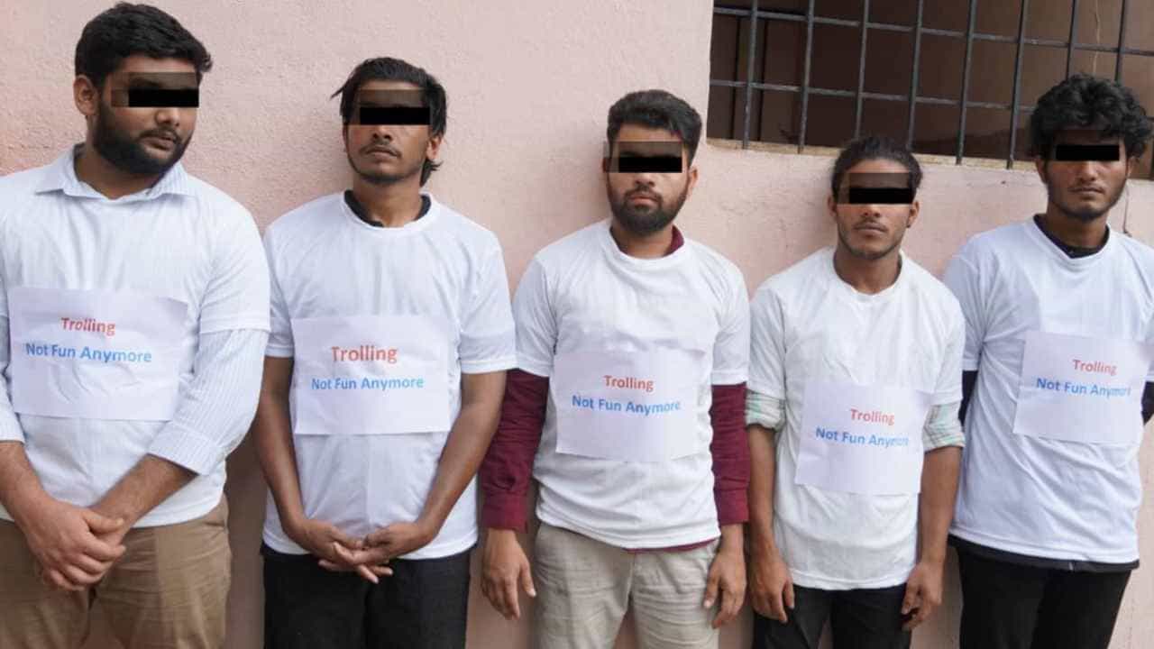 ಸೋಶಿಯಲ್ ಮೀಡಿಯಾ ವೀರರ ಹೆಡೆಮುರಿ ಕಟ್ಟಿದ ಮಂಗಳೂರು ಖಾಕಿ: ಆರು ಜನರ ಬಂಧನ ಸೋಶಿಯಲ್ ಮೀಡಿಯಾ ವೀರರ ಹೆಡೆಮುರಿ ಕಟ್ಟಿದ ಮಂಗಳೂರು ಖಾಕಿ: ಆರು ಜನರ ಬಂಧನ
