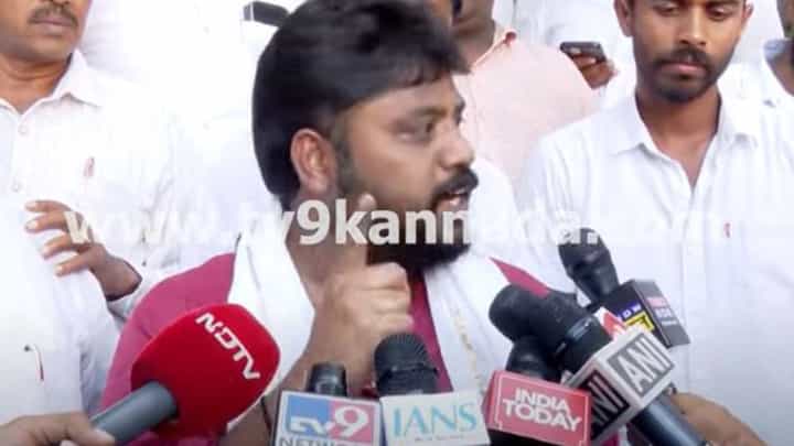 ಸಿದ್ದರಾಮಯ್ಯ ಮತ್ತು ಶಿವಕುಮಾರ್ ನನ್ನೆರಡು ಕಣ್ಣುಗಳಿದ್ದಂತೆ, ಕಣ್ಣುಗಳಲ್ಲಿ ತಾರತಮ್ಯ ಮಾಡಲಾಗದು: ಪ್ರದೀಪ್ ಈಶ್ವರ್ ಸಿದ್ದರಾಮಯ್ಯ ಮತ್ತು ಶಿವಕುಮಾರ್ ನನ್ನೆರಡು ಕಣ್ಣುಗಳಿದ್ದಂತೆ, ಕಣ್ಣುಗಳಲ್ಲಿ ತಾರತಮ್ಯ ಮಾಡಲಾಗದು: ಪ್ರದೀಪ್ ಈಶ್ವರ್