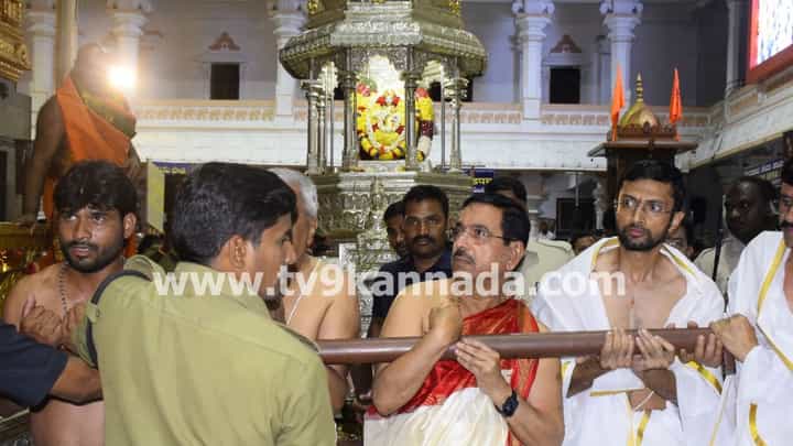 ಮಂತ್ರಾಲಯ: ರಾಯರ ದರ್ಶನ ಪಡೆದ ಕೇಂದ್ರ ಸಚಿವ ಪ್ರಲ್ಹಾದ್ ಜೋಶಿ ಮಂತ್ರಾಲಯ: ರಾಯರ ದರ್ಶನ ಪಡೆದ ಕೇಂದ್ರ ಸಚಿವ ಪ್ರಲ್ಹಾದ್ ಜೋಶಿ