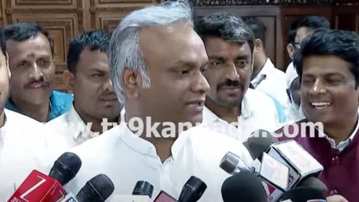 ದಸರಾವರೆಗಾದರೂ ಅಶೋಕ ಮತ್ತು ವಿಜಯೇಂದ್ರ ತಮ್ಮ ಸ್ಥಾನಗಳಲ್ಲಿ ಮುಂದುವರಿಯುತ್ತಾರೋ? ಪ್ರಿಯಾಂಕ್ ಖರ್ಗೆ ದಸರಾವರೆಗಾದರೂ ಅಶೋಕ ಮತ್ತು ವಿಜಯೇಂದ್ರ ತಮ್ಮ ಸ್ಥಾನಗಳಲ್ಲಿ ಮುಂದುವರಿಯುತ್ತಾರೋ? ಪ್ರಿಯಾಂಕ್ ಖರ್ಗೆ
