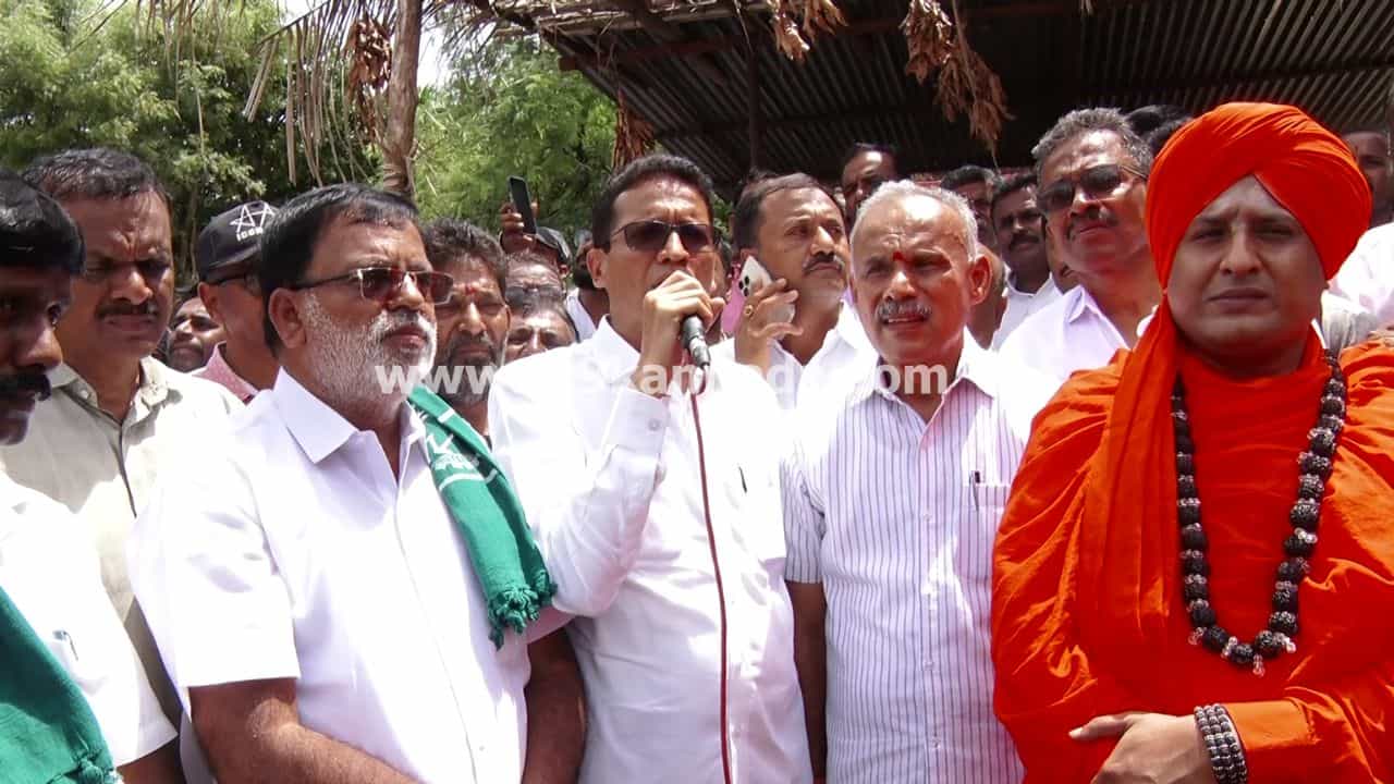 ಹೇಮಾವತಿ ಲಿಂಕ್ ಕೆನಾಲ್ ವಿರೋಧಿಸಿದ್ದ ಇಬ್ಬರು ಸ್ವಾಮೀಜಿ, ಮೂವರು ಶಾಸಕರು ಸೇರಿ 11 ಮಂದಿ ವಿರುದ್ಧ ಎಫ್ಐಆರ್ ಹೇಮಾವತಿ ಲಿಂಕ್ ಕೆನಾಲ್ ವಿರೋಧಿಸಿದ್ದ ಇಬ್ಬರು ಸ್ವಾಮೀಜಿ, ಮೂವರು ಶಾಸಕರು ಸೇರಿ 11 ಮಂದಿ ವಿರುದ್ಧ ಎಫ್ಐಆರ್