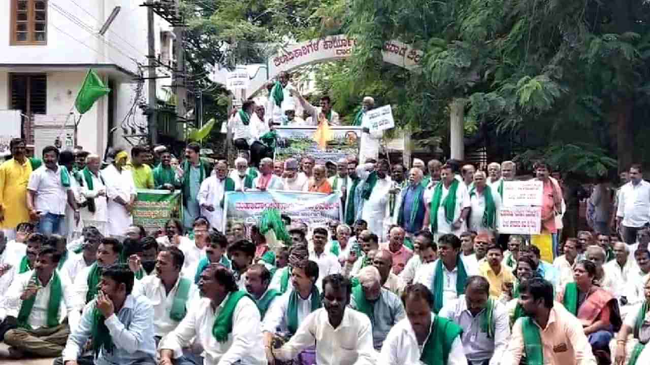 ಮತ್ತೆ ಹೊತ್ತಿಕೊಂಡ ಮಹದಾಯಿ ಹೋರಾಟದ ಕಿಚ್ಚು: ಧಾರವಾಡದಲ್ಲಿ ಪ್ರತಿಭಟನಾ ರ್ಯಾಲಿ