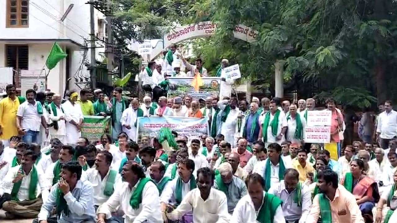 ಮತ್ತೆ ಹೊತ್ತಿಕೊಂಡ ಮಹದಾಯಿ ಹೋರಾಟದ ಕಿಚ್ಚು: ಧಾರವಾಡದಲ್ಲಿ ಪ್ರತಿಭಟನಾ ರ್‍ಯಾಲಿ