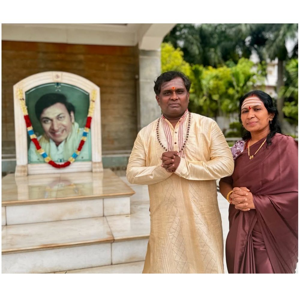 ಪುನೀತ್ ಸಮಾಧಿ ಬಳಿಯೇ ರಾಜ್ಕುಮಾರ್ ಸಮಾಧಿ ಕೂಡ ಇದೆ. ಹೀಗಾಗಿ, ಶಿವಾನಿ ಅವರು ತಂದೆ ತಾಯಿ ಜೊತೆ ಅಲ್ಲಿಗೆ ಭೇಟಿ ನೀಡಿದ್ದಾರೆ. ರಾಜ್ಕುಮಾರ್ ಕೂಡ ತಮ್ಮ ಅದ್ಭುತ ಕಂಠದ ಮೂಲಕ ಎಲ್ಲರ ಗಮನ ಸೆಳೆದಿದ್ದಾರೆ.