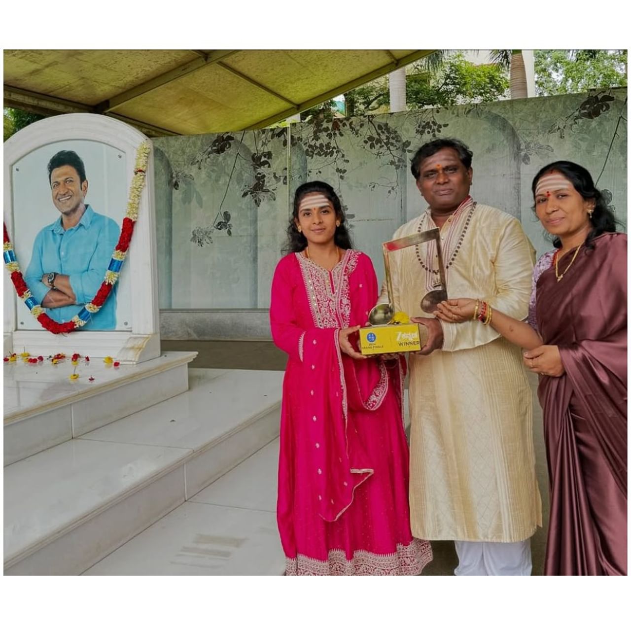 ಇತ್ತೀಚೆಗೆ ಜೀ ಕನ್ನಡದ ‘ಸರಿಗಮಪ ಸೀಸನ್ 21’ರ ಫಿನಾಲೆ ನಡೆಯಿತು. ಎಲ್ಲರನ್ನು ಹಿಂದಿಕ್ಕಿ ಬೀದರನ್ ಶಿವಾನಿ ಅವರು ವಿನ್ನರ್ ಆದರು. ಹೆಚ್ಚು ವೋಟ್ ಪಡೆದು ಅವರು ಗೆಲುವಿನ ನಗು ಬೀರಿದರು. ಆ ಬಳಿಕ ಅವರು ಅಪ್ಪು ಸಮಾಧಿಗೆ ಭೇಟಿ ನೀಡಿ ನಮನ ಸಲ್ಲಿಸಿದ್ದಾರೆ.