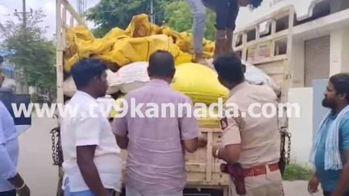 ರಾಯಚೂರಿನಿಂದ ಗದ್ವಾಲ್ಗೆ ಅಕ್ರಮವಾಗಿ ಪಡಿತರ ಅಕ್ಕಿ ಸಾಗಿಸುತ್ತಿದ್ದ ಮೂವರ ಬಂಧನ ರಾಯಚೂರಿನಿಂದ ಗದ್ವಾಲ್ಗೆ ಅಕ್ರಮವಾಗಿ ಪಡಿತರ ಅಕ್ಕಿ ಸಾಗಿಸುತ್ತಿದ್ದ ಮೂವರ ಬಂಧನ