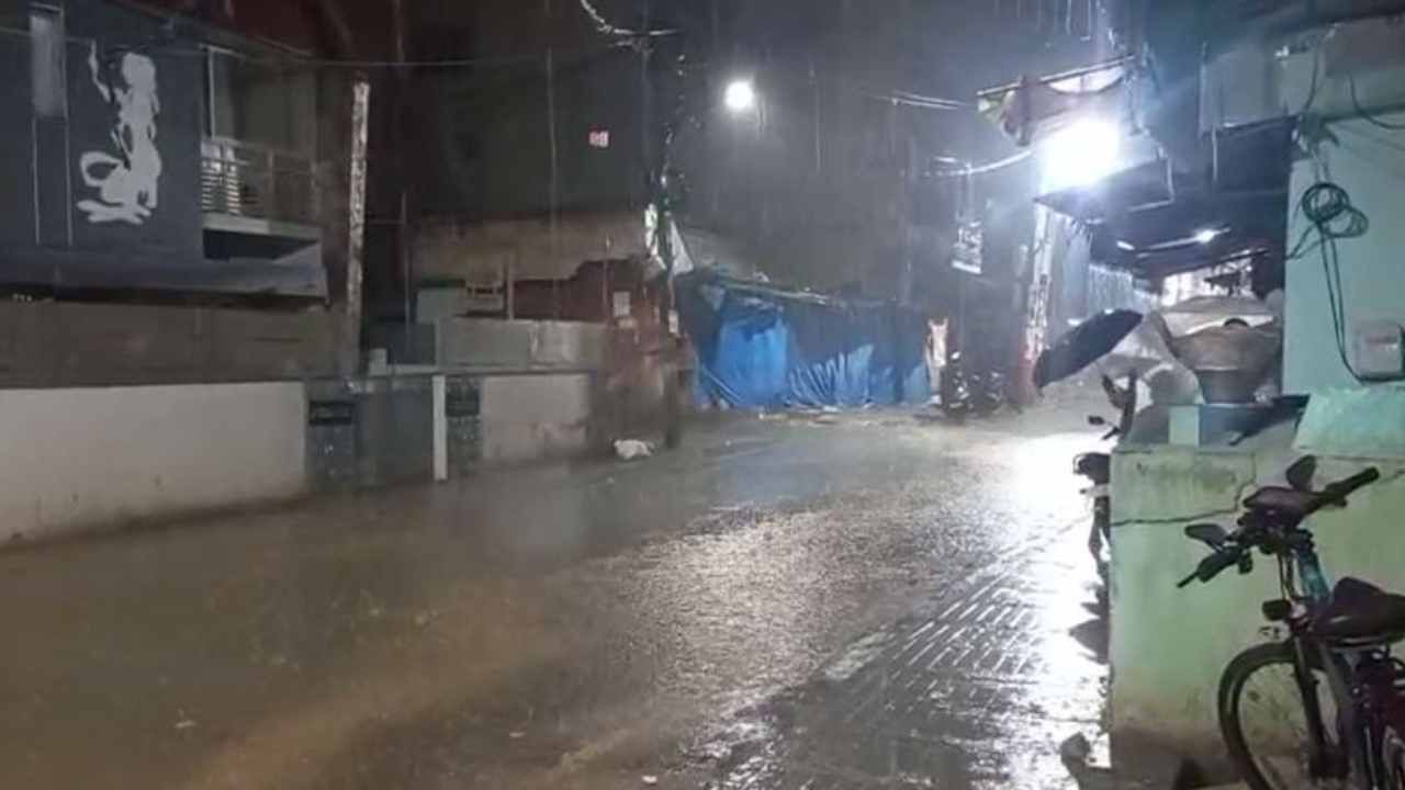 ನಿನ್ನೆ ರಾತ್ರಿ ಬೆಂಗಳೂರಿನ ಅನೇಕ ಕಡೆಗಳಲ್ಲಿ ಮಳೆ ಸುರಿದಿದೆ. ಆಡುಗೋಡಿ, ಎಲೆಕ್ಟ್ರಾನಿಕ್ ಸಿಟಿ, ಹೊಸೂರು, ಬೊಮ್ಮನಹಳ್ಳಿ ಭಾಗದಲ್ಲಿ ಜೋರು ಮಳೆ ಆಗಿದೆ. ಜೋರು ಮಳೆಯಿಂದ ಕೆಲ ರಸ್ತೆಗಳಲ್ಲಿ ಮಳೆ ನೀರು ನಿಂತಿದ್ದರಿಂದ ಸವಾರರು ಪರದಾಡುವಂತಾಯಿತು.