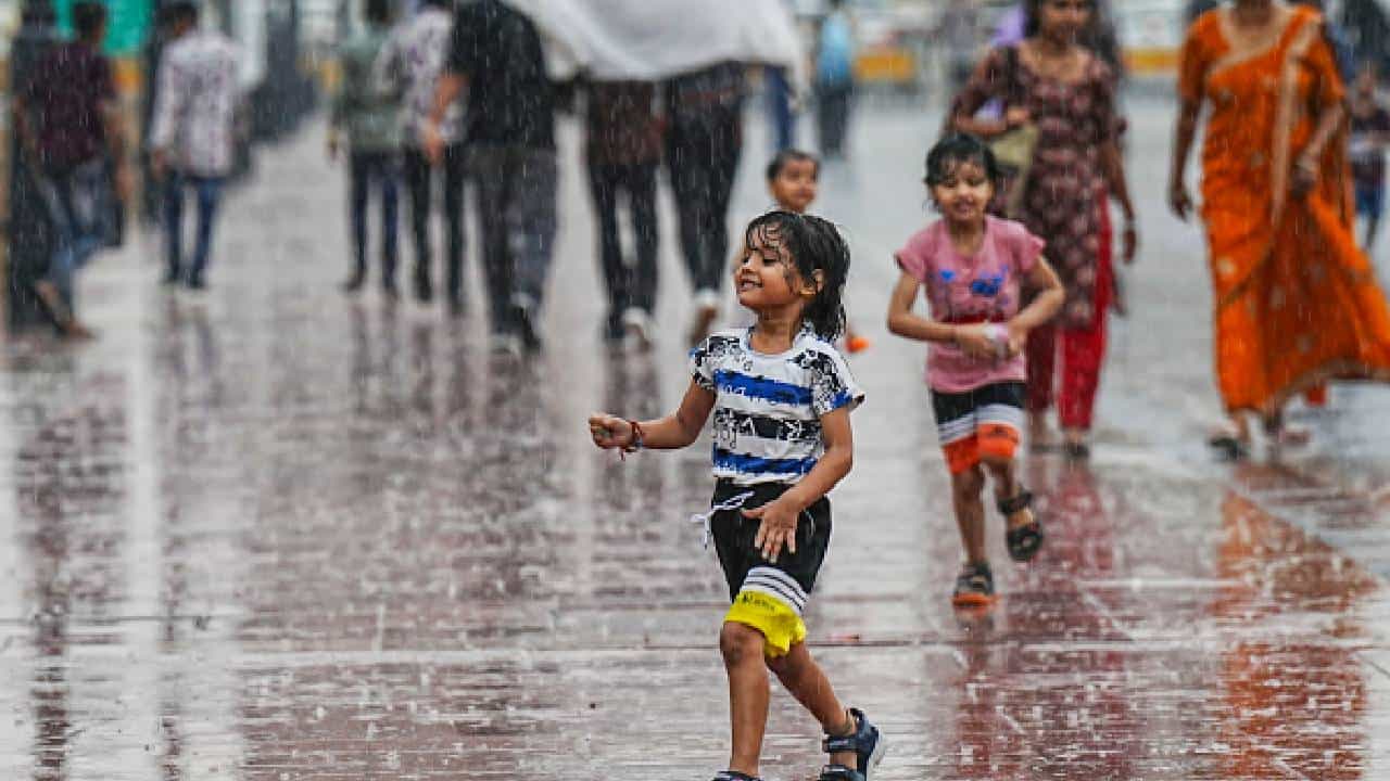 Karnataka Rains: ಕರ್ನಾಟಕದ ಕರಾವಳಿಯಲ್ಲಿ ಮಳೆ ಜೋರು, ಉಳಿದೆಡೆ ಸಾಧಾರಣ ಮಳೆ Karnataka Rains: ಕರ್ನಾಟಕದ ಕರಾವಳಿಯಲ್ಲಿ ಮಳೆ ಜೋರು, ಉಳಿದೆಡೆ ಸಾಧಾರಣ ಮಳೆ