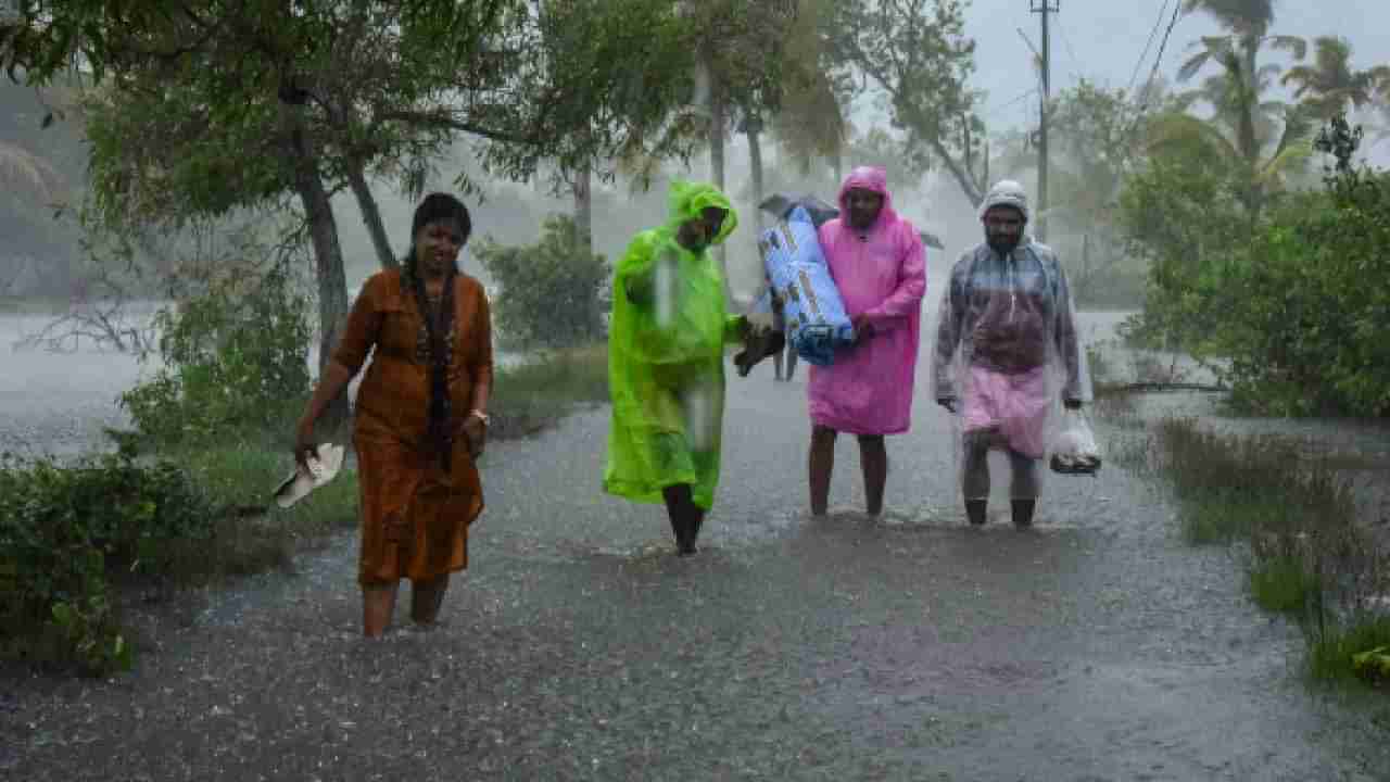 Karnataka Rains: ಕರ್ನಾಟಕದಲ್ಲಿ ಮುಂದಿನ 48 ಗಂಟೆಗಳಲ್ಲಿ ಭಾರಿ ಮಳೆ, 9 ಜಿಲ್ಲೆಗಳಿಗೆ ರೆಡ್ ಅಲರ್ಟ್