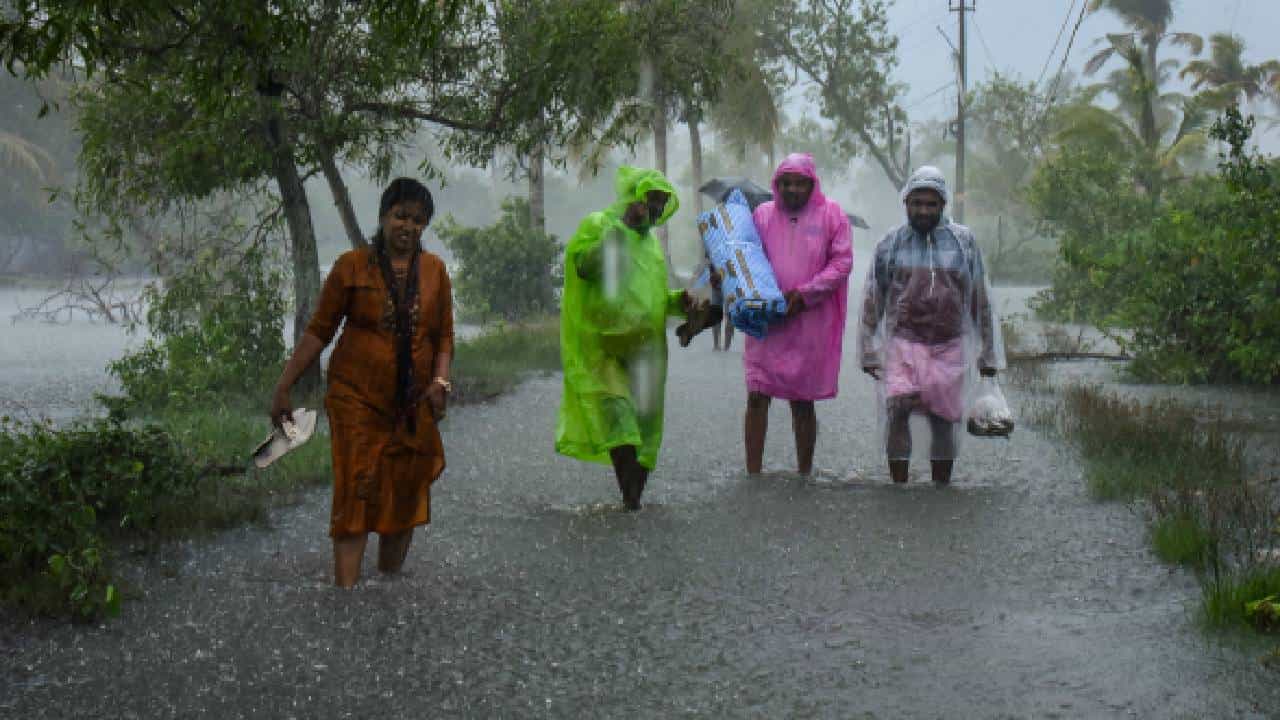 Karnataka Rains: ಕರ್ನಾಟಕದಲ್ಲಿ ಮುಂದಿನ 48 ಗಂಟೆಗಳಲ್ಲಿ  ಭಾರಿ ಮಳೆ, 9 ಜಿಲ್ಲೆಗಳಿಗೆ ರೆಡ್ ಅಲರ್ಟ್​