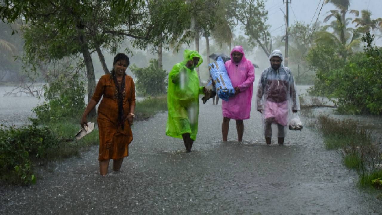 Karnataka Rains: ಕರ್ನಾಟಕದಲ್ಲಿ ಮುಂದಿನ 48 ಗಂಟೆಗಳಲ್ಲಿ  ಭಾರಿ ಮಳೆ, 9 ಜಿಲ್ಲೆಗಳಿಗೆ ರೆಡ್ ಅಲರ್ಟ್​
