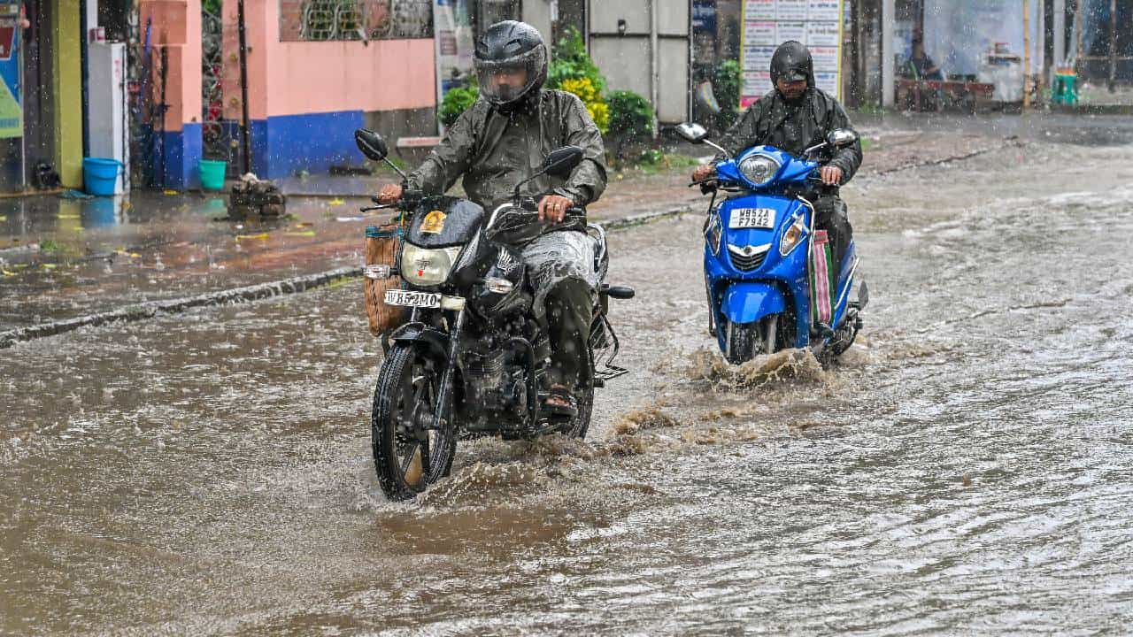 Karnataka Rains: ಕರ್ನಾಟಕದಲ್ಲಿ ಜೂನ್ 13ರಿಂದ ಮಳೆ ಜೋರು, ಈ 9 ಜಿಲ್ಲೆಗಳಿಗೆ ರೆಡ್ ಅಲರ್ಟ್ Karnataka Rains: ಕರ್ನಾಟಕದಲ್ಲಿ ಜೂನ್ 13ರಿಂದ ಮಳೆ ಜೋರು, ಈ 9 ಜಿಲ್ಲೆಗಳಿಗೆ ರೆಡ್ ಅಲರ್ಟ್