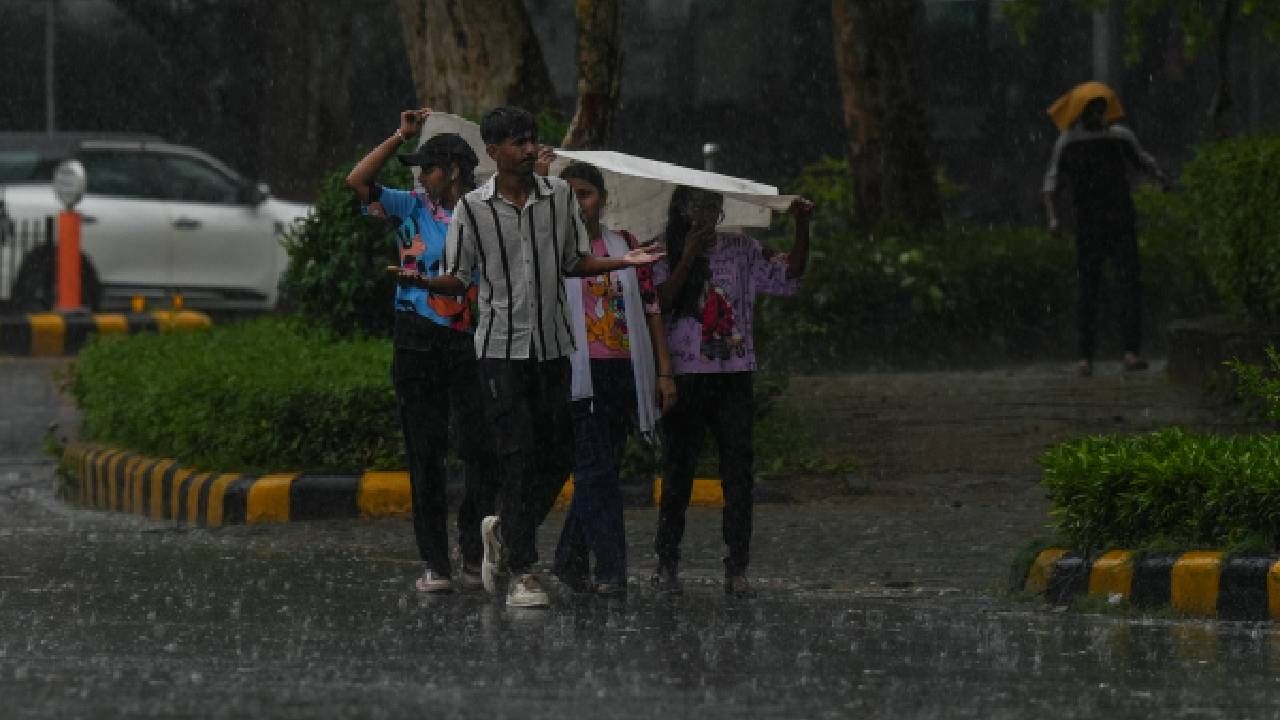 Karnataka Rains: ಕರ್ನಾಟಕದಾದ್ಯಂತ ಜೂನ್ 23ರವರೆಗೂ ಭಾರಿ ಮಳೆ, ಕರಾವಳಿಗೆ ರೆಡ್ ಅಲರ್ಟ್ Karnataka Rains: ಕರ್ನಾಟಕದಾದ್ಯಂತ ಜೂನ್ 23ರವರೆಗೂ ಭಾರಿ ಮಳೆ, ಕರಾವಳಿಗೆ ರೆಡ್ ಅಲರ್ಟ್