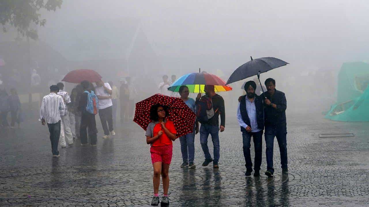 Karnataka Rains: ಕರ್ನಾಟಕದಲ್ಲಿ ಜೂನ್ 26ರಿಂದ ಹೆಚ್ಚಲಿದೆ ಮುಂಗಾರು ಅಬ್ಬರ, 11 ಜಿಲ್ಲೆಗಳಿಗೆ ಯೆಲ್ಲೋ ಅಲರ್ಟ್ Karnataka Rains: ಕರ್ನಾಟಕದಲ್ಲಿ ಜೂನ್ 26ರಿಂದ ಹೆಚ್ಚಲಿದೆ ಮುಂಗಾರು ಅಬ್ಬರ, 11 ಜಿಲ್ಲೆಗಳಿಗೆ ಯೆಲ್ಲೋ ಅಲರ್ಟ್