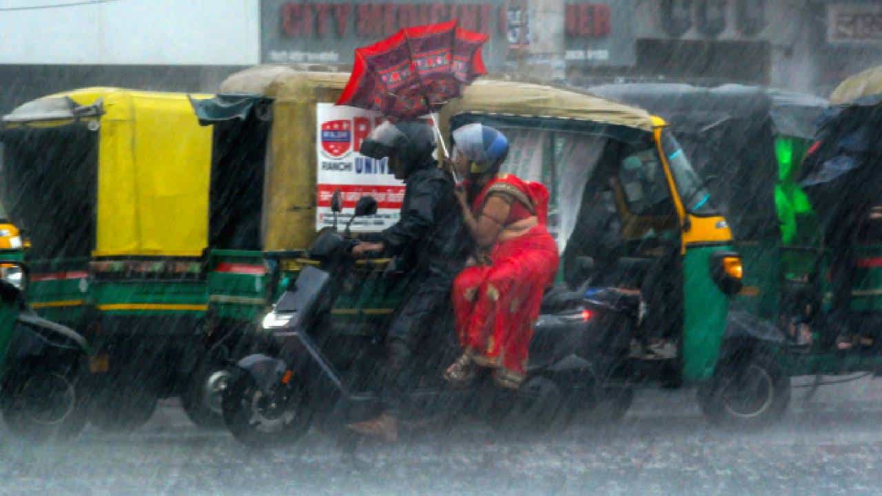 Karnataka Rains: ಕರ್ನಾಟಕದ ಕರಾವಳಿ ಸೇರಿ ಹಲವೆಡೆ 3 ದಿನ ಧಾರಾಕಾರ ಮಳೆ, 6 ಜಿಲ್ಲೆಗಳಿಗೆ ಆರೆಂಜ್ ಅಲರ್ಟ್ Karnataka Rains: ಕರ್ನಾಟಕದ ಕರಾವಳಿ ಸೇರಿ ಹಲವೆಡೆ 3 ದಿನ ಧಾರಾಕಾರ ಮಳೆ, 6 ಜಿಲ್ಲೆಗಳಿಗೆ ಆರೆಂಜ್ ಅಲರ್ಟ್