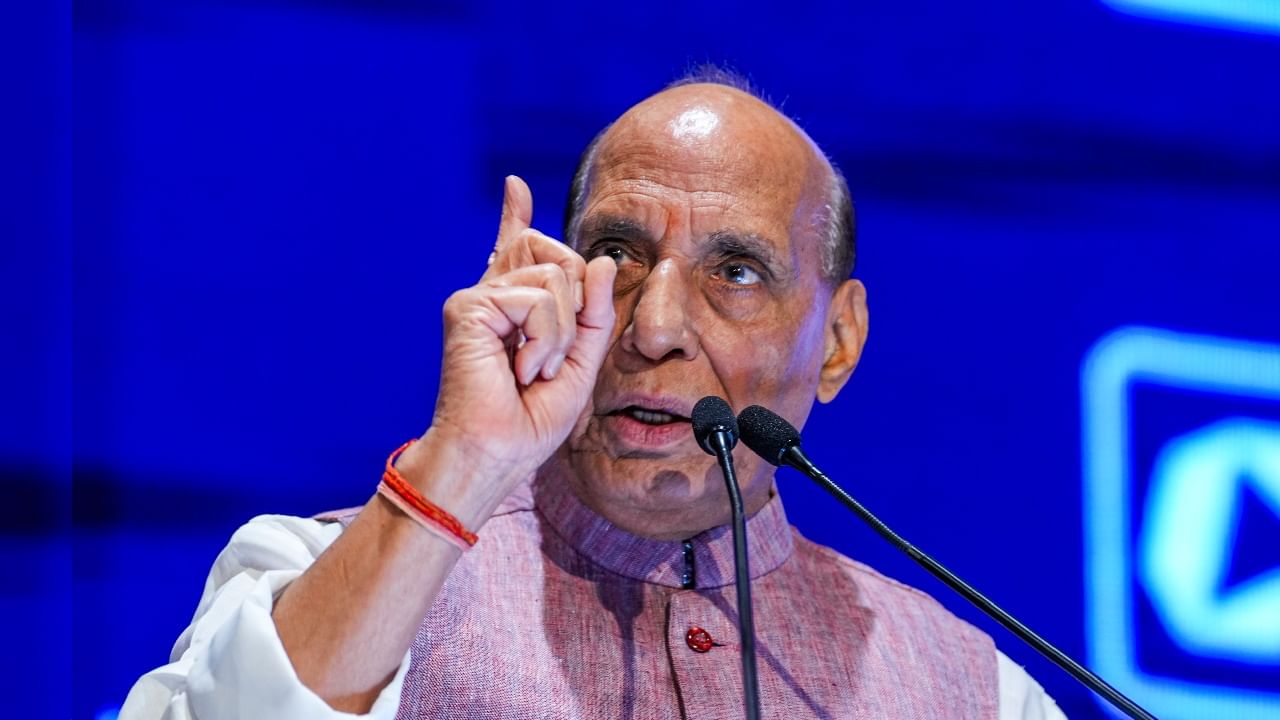 ಭಯೋತ್ಪಾದನೆಯನ್ನು ಬೇರುಗಳಿಂದಲೇ ಕಿತ್ತೊಗೆಯಲು ಜಾಗತಿಕ ಸಮುದಾಯ ಒಗ್ಗೂಡಬೇಕು; ಸಚಿವ ರಾಜನಾಥ್ ಸಿಂಗ್ ಆಗ್ರಹ ಭಯೋತ್ಪಾದನೆಯನ್ನು ಬೇರುಗಳಿಂದಲೇ ಕಿತ್ತೊಗೆಯಲು ಜಾಗತಿಕ ಸಮುದಾಯ ಒಗ್ಗೂಡಬೇಕು; ಸಚಿವ ರಾಜನಾಥ್ ಸಿಂಗ್ ಆಗ್ರಹ